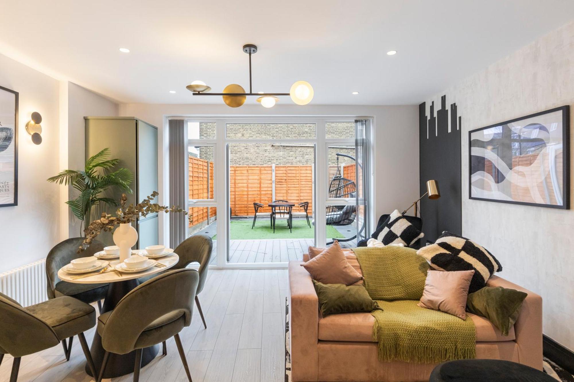 Leilighet Unwind In Style 2br With Cozy Backyard For Groups London