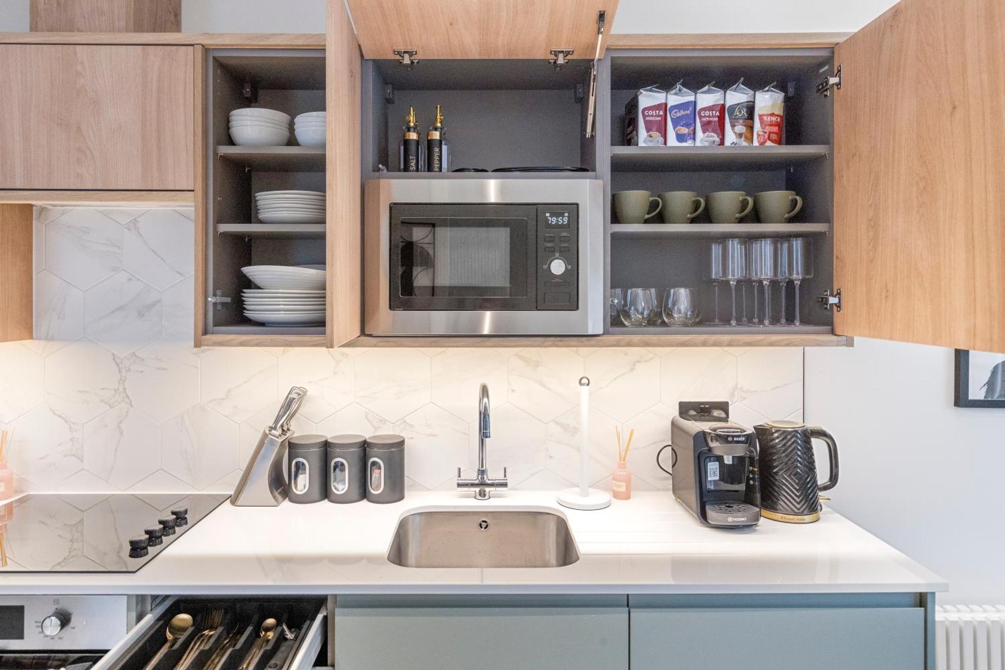 Unwind In Style 2br With Cozy Backyard For Groups Leilighet