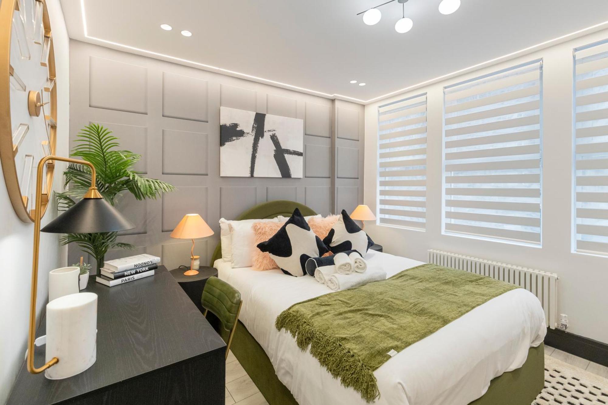 Unwind In Style 2br With Cozy Backyard For Groups London