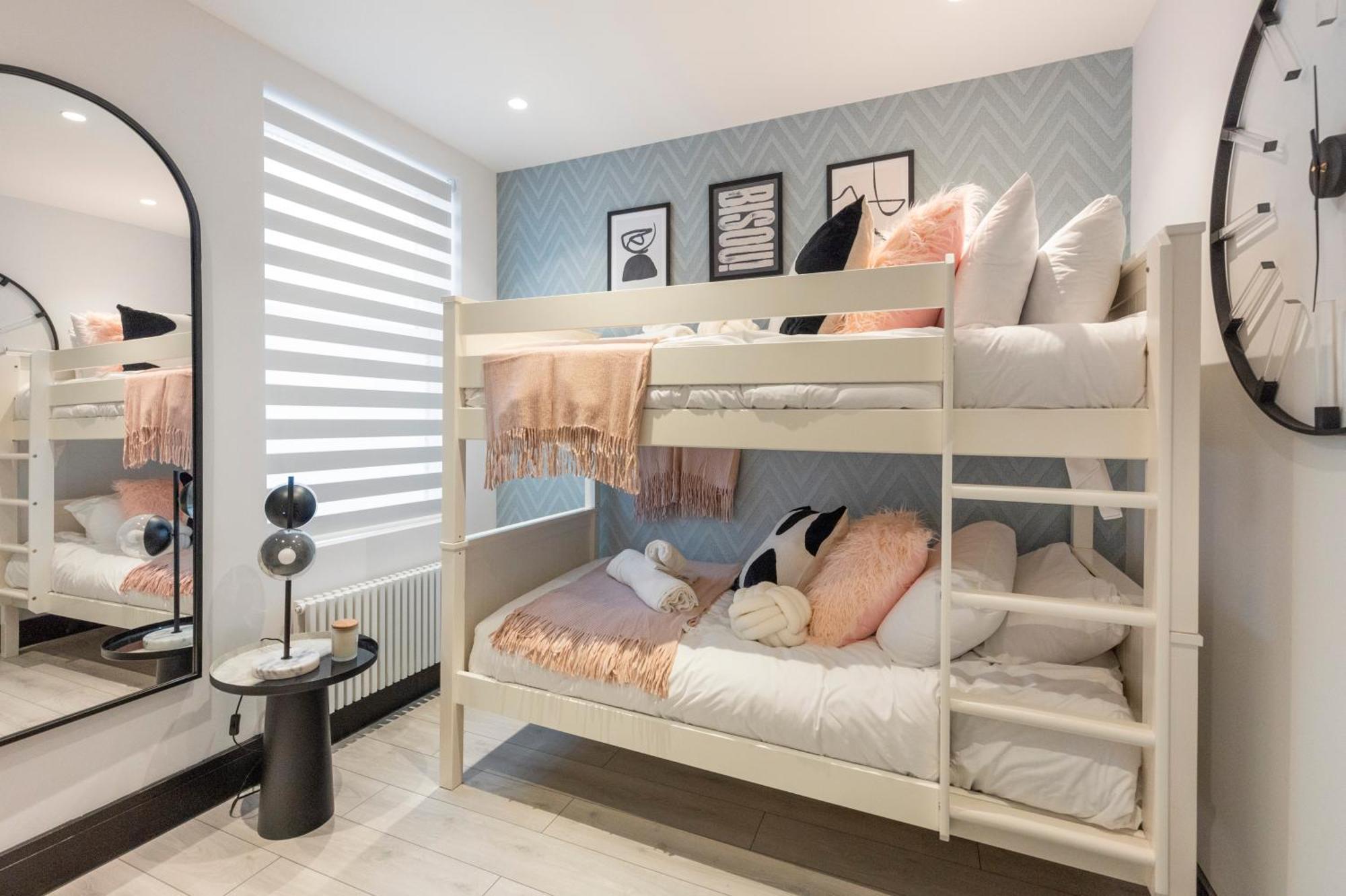 Unwind In Style 2br With Cozy Backyard For Groups Leilighet London
