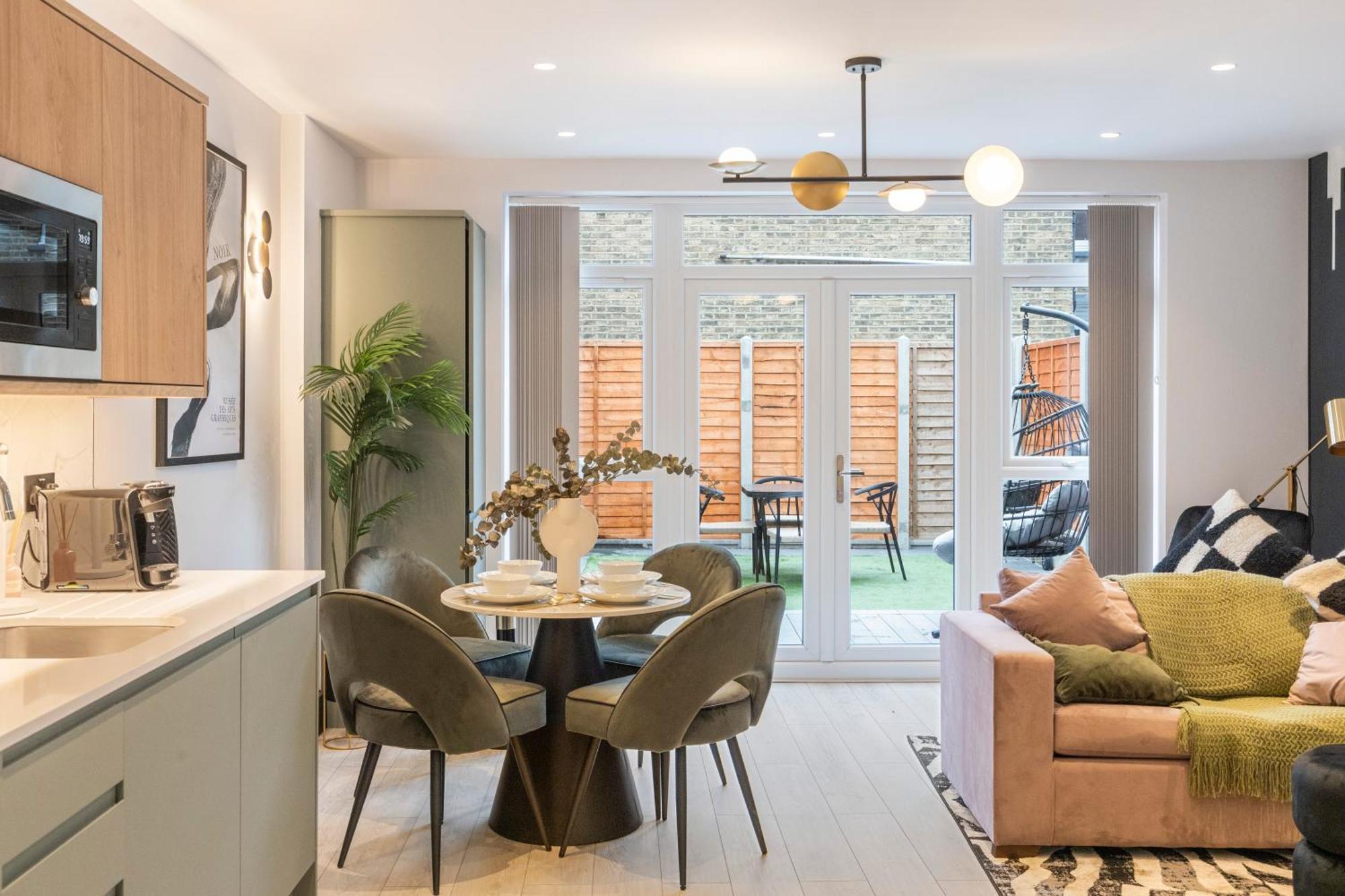 Leilighet Unwind In Style 2br With Cozy Backyard For Groups London