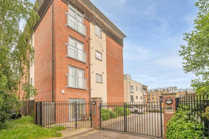 3b Modern - Garden & Free Parking Apartment London
