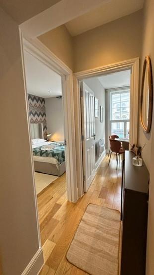 Modern Flat In Apartment *