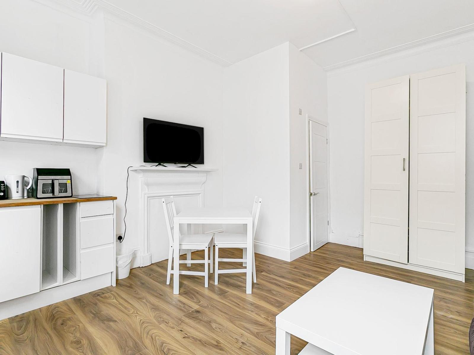 Spacious Cozy Flat West Hampsted Pass The Keys