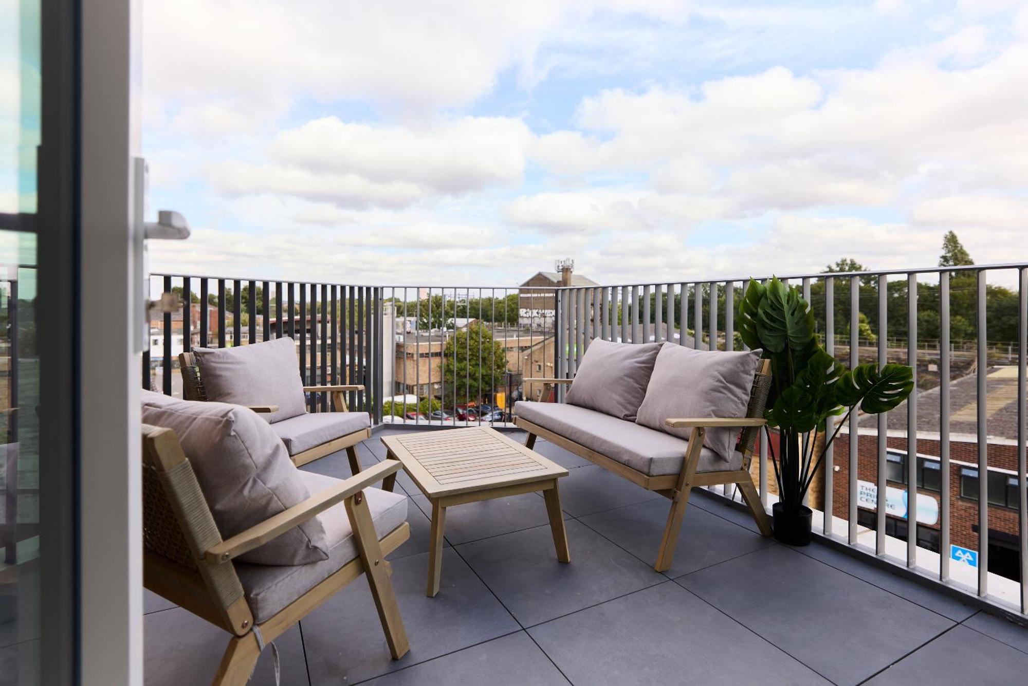 The Tottenham Wonder - Pleasing 2bdr Flat With Balcony *