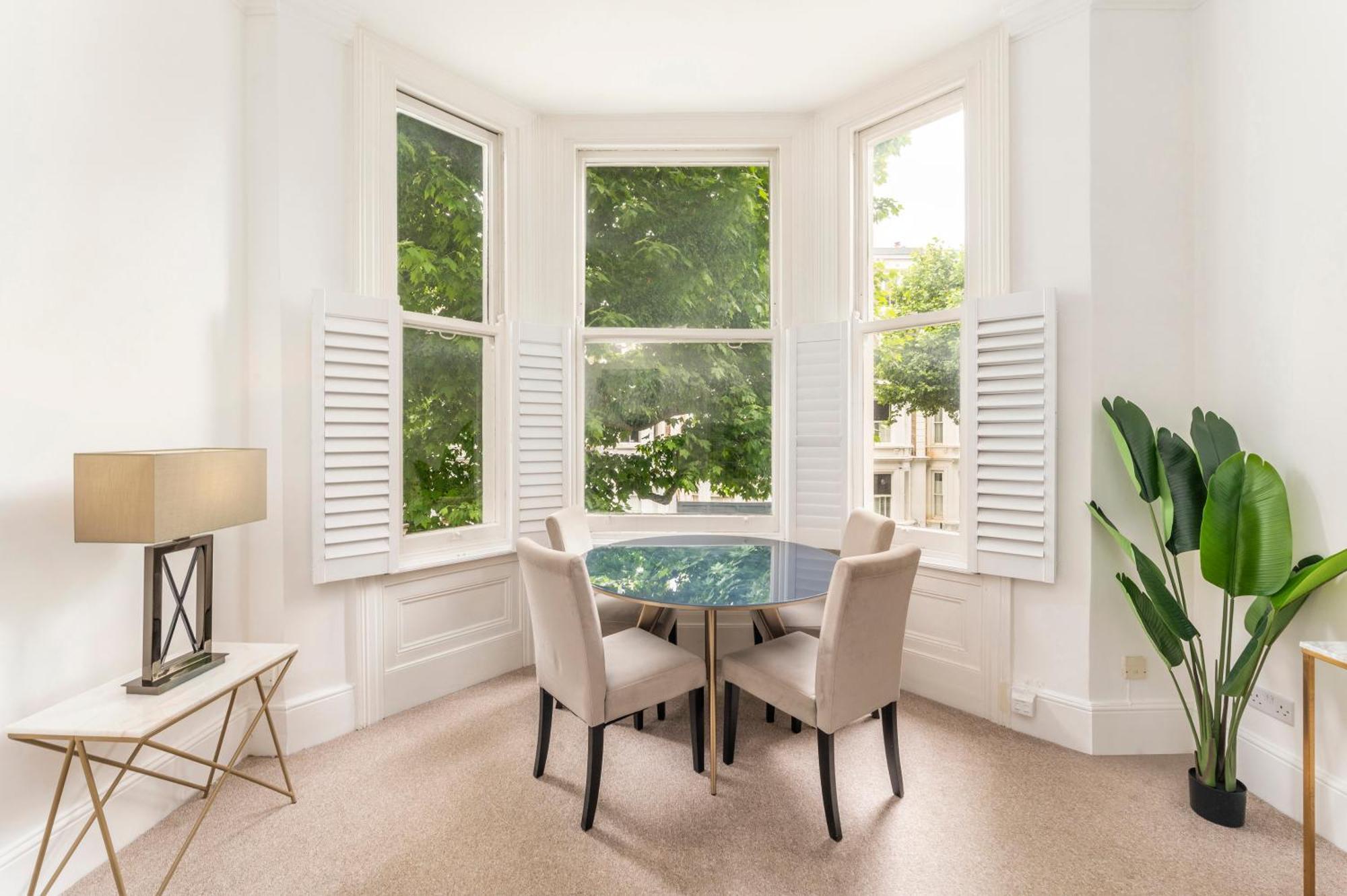 Apartment Kensington Luxury Retreat: Spacious 2-bedroom With Prime Location