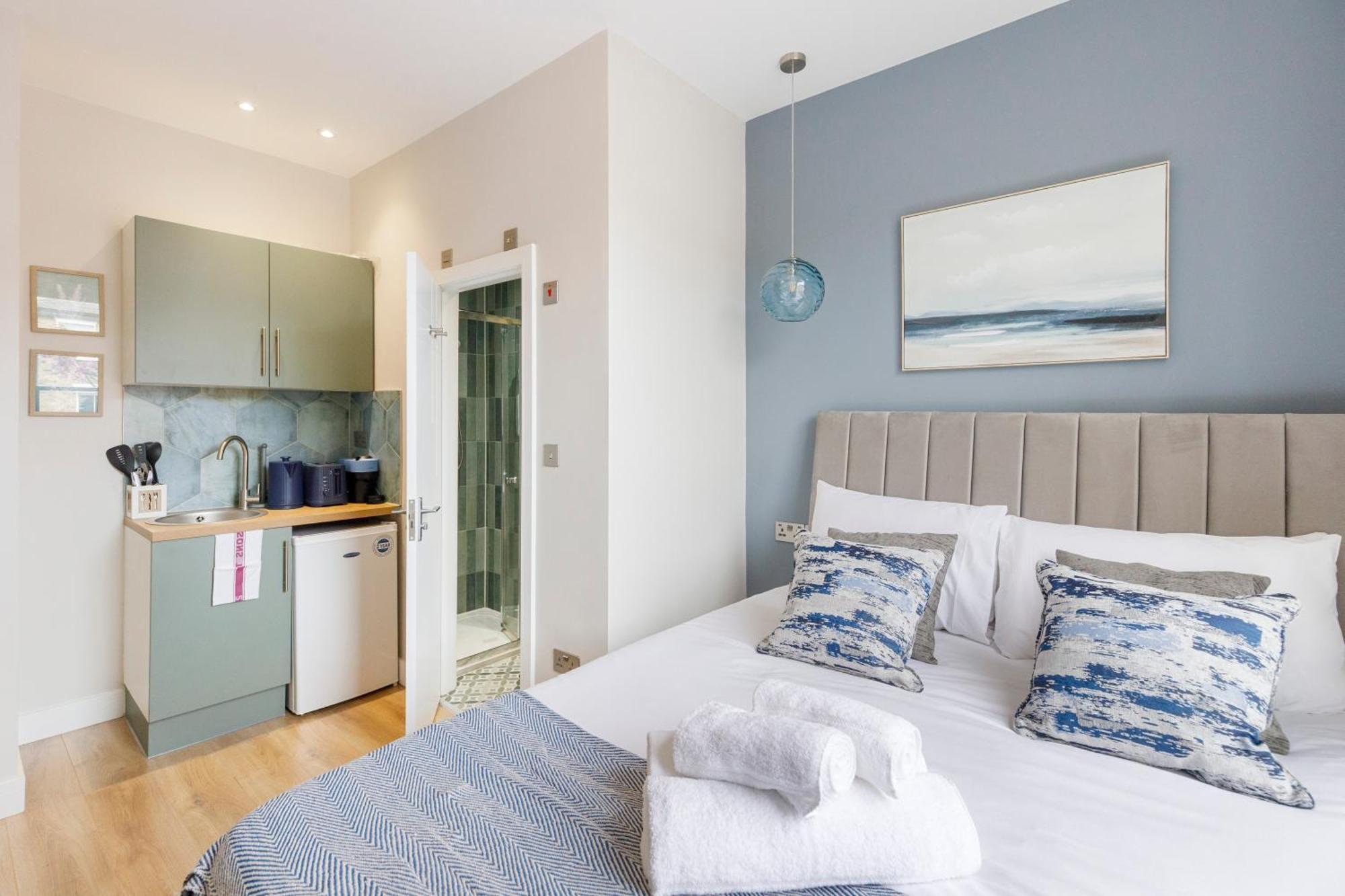 Apartment Cityscape Oasis Chic For Urban Dwellers