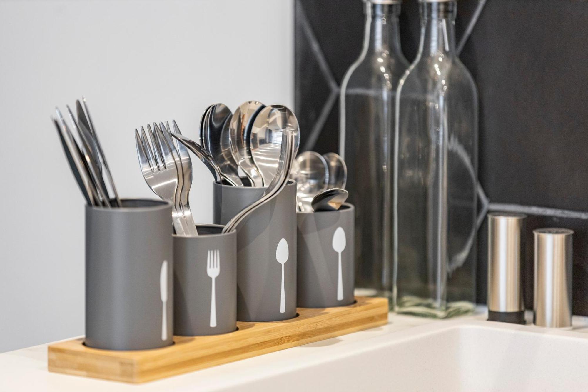 Cityscape Charm Vibrant With Kitchenette Leilighet