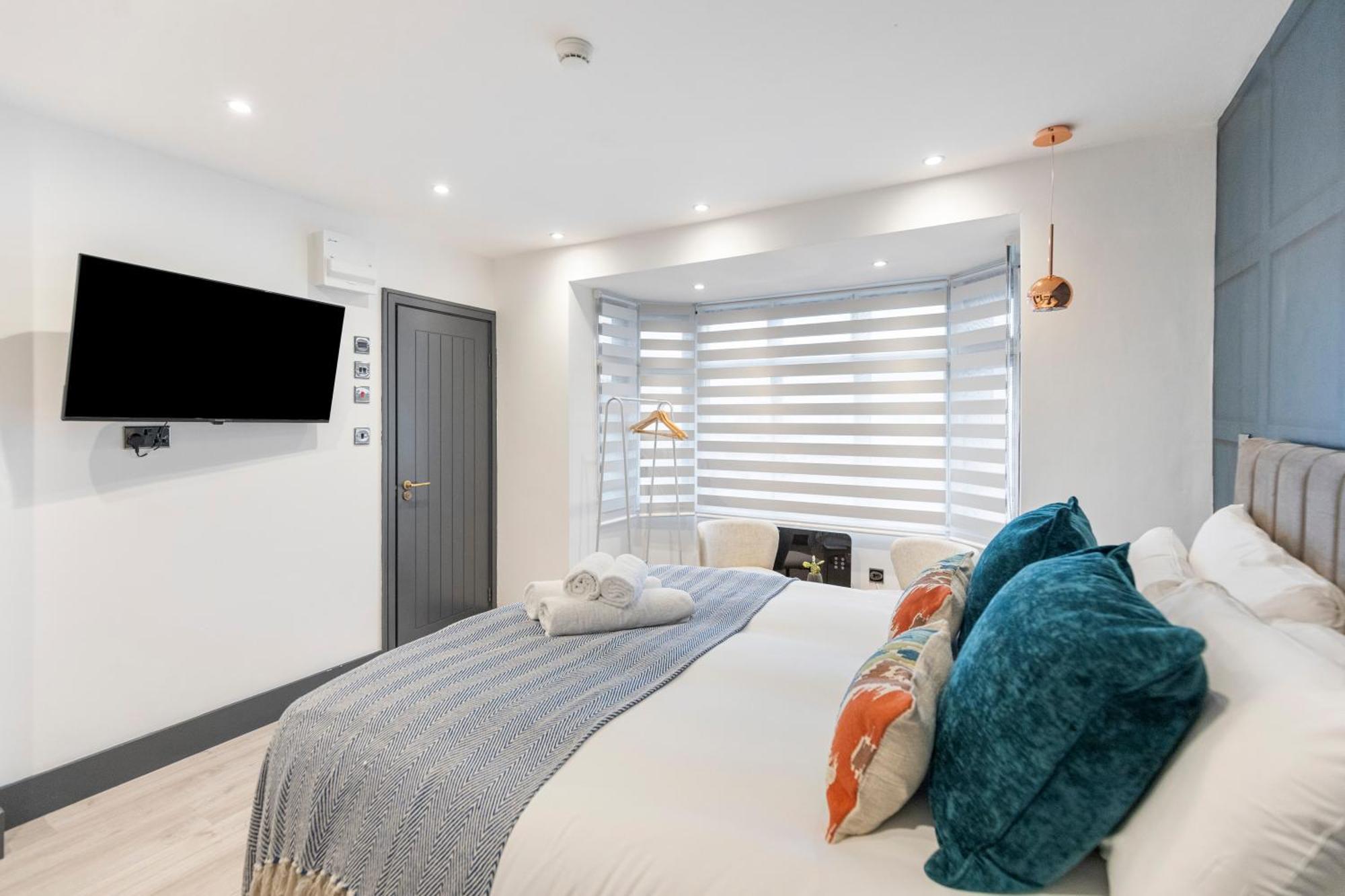 Apartment Cityscape Charm Vibrant With Kitchenette London