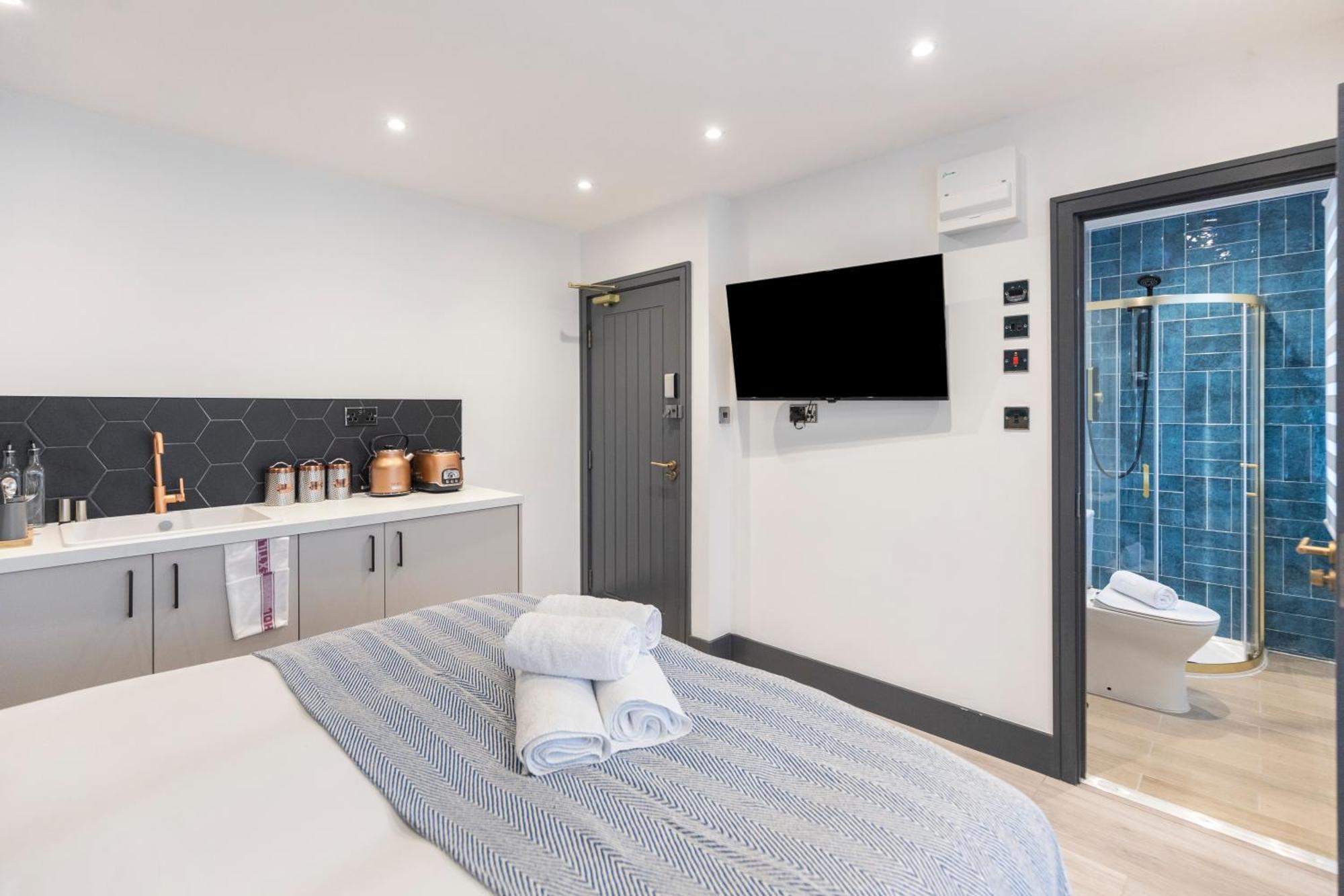 Cityscape Charm Vibrant With Kitchenette Leilighet London