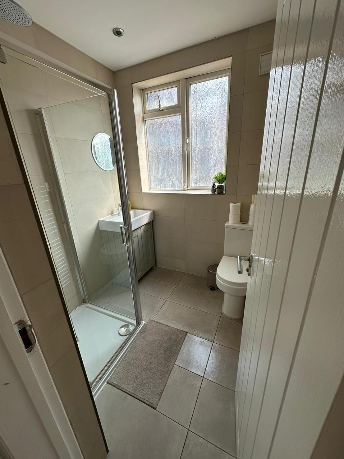 & Cozy 3br - High Chair - Free Parking Appartement *
