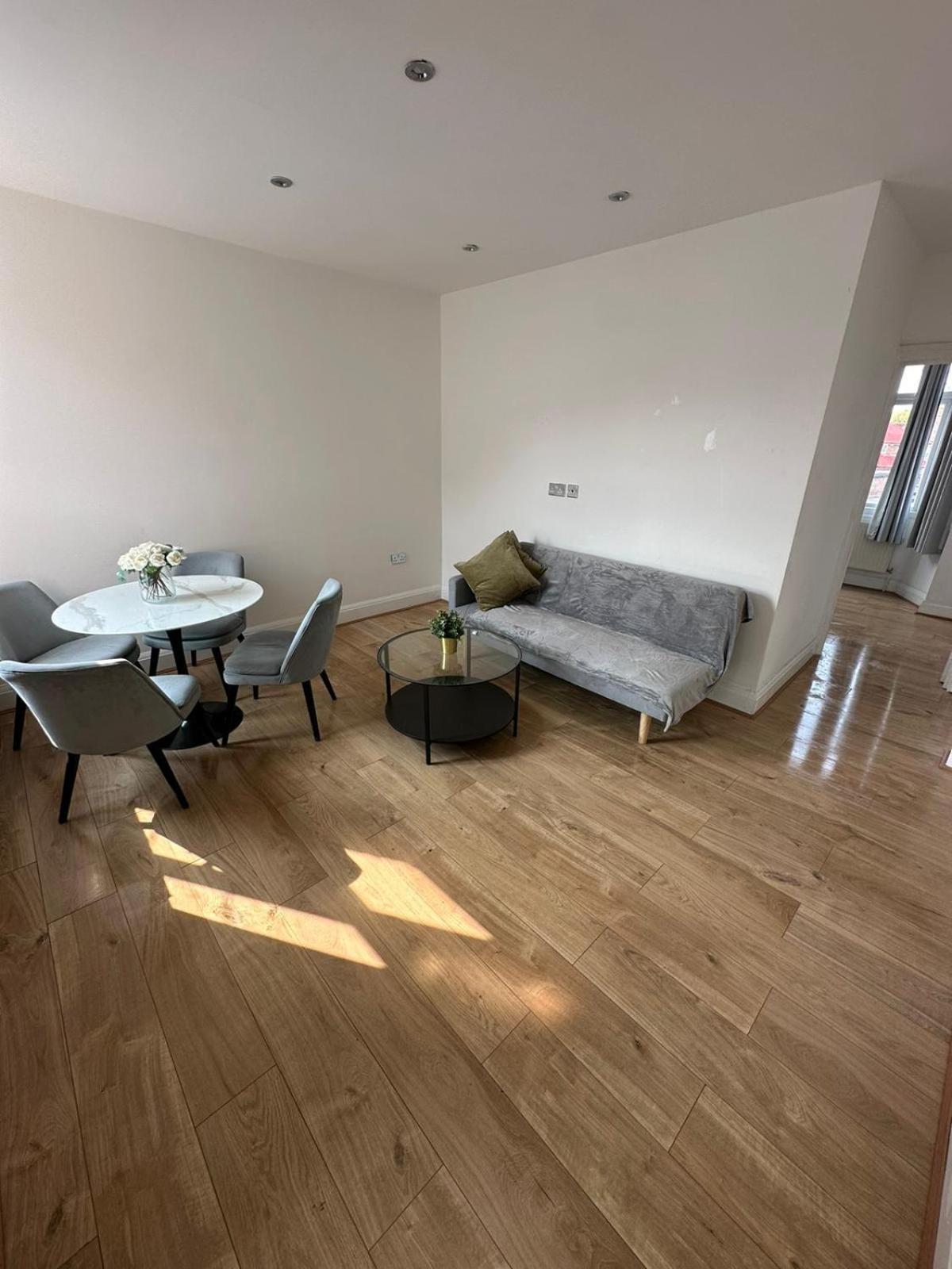 & Cozy 3br - High Chair - Free Parking Appartement