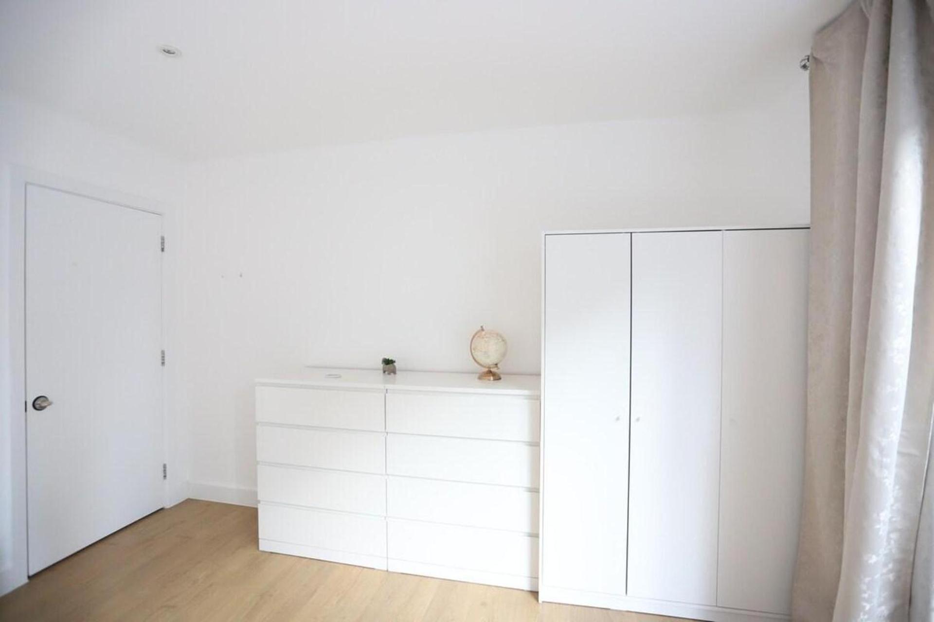 Luxury With 5 Bedrooms * London