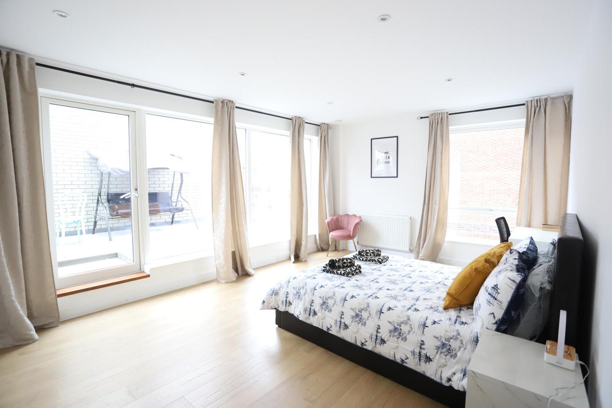 Luxury With 5 Bedrooms *