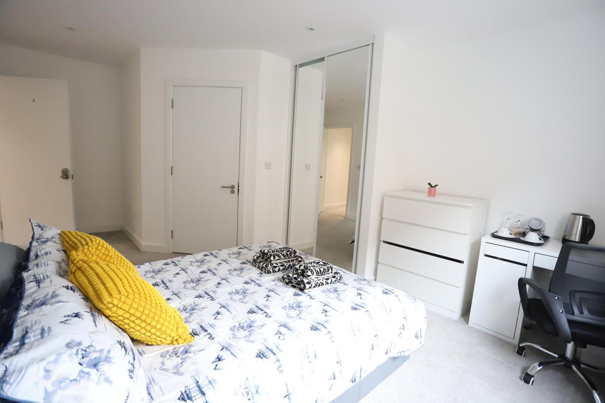 Luxury With 5 Bedrooms * London