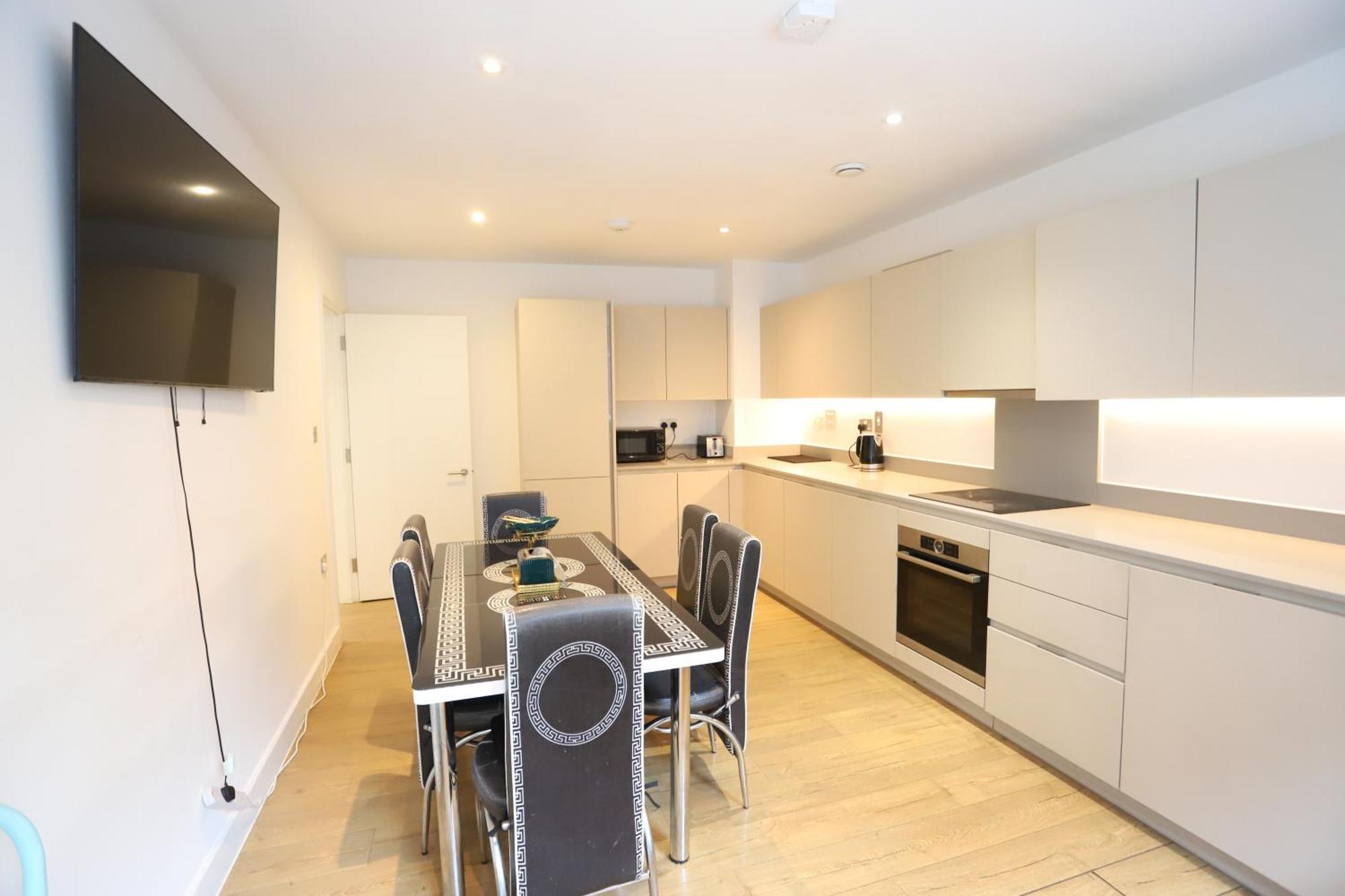 Luxury With 5 Bedrooms London