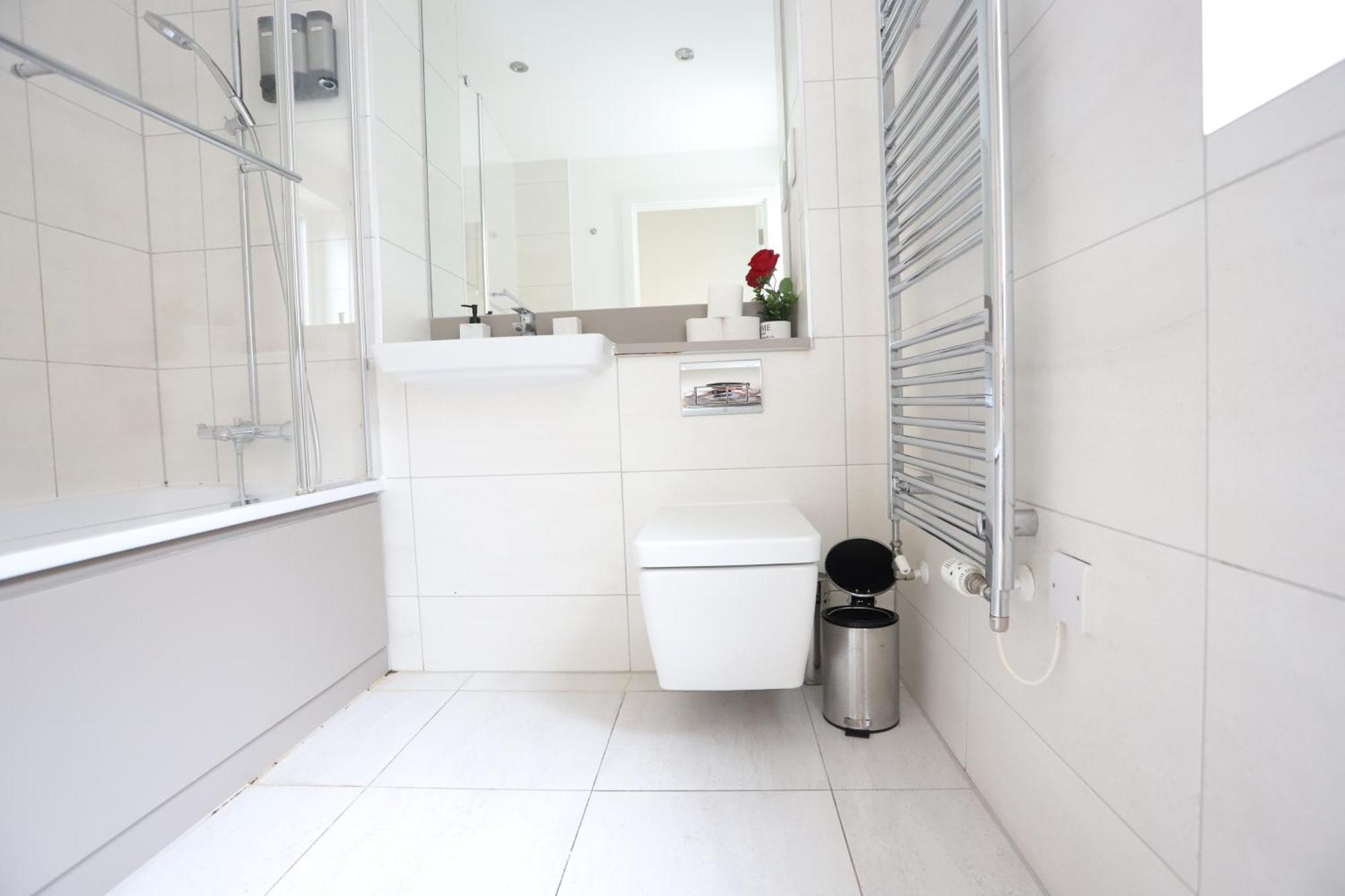 Luxury With 5 Bedrooms * London