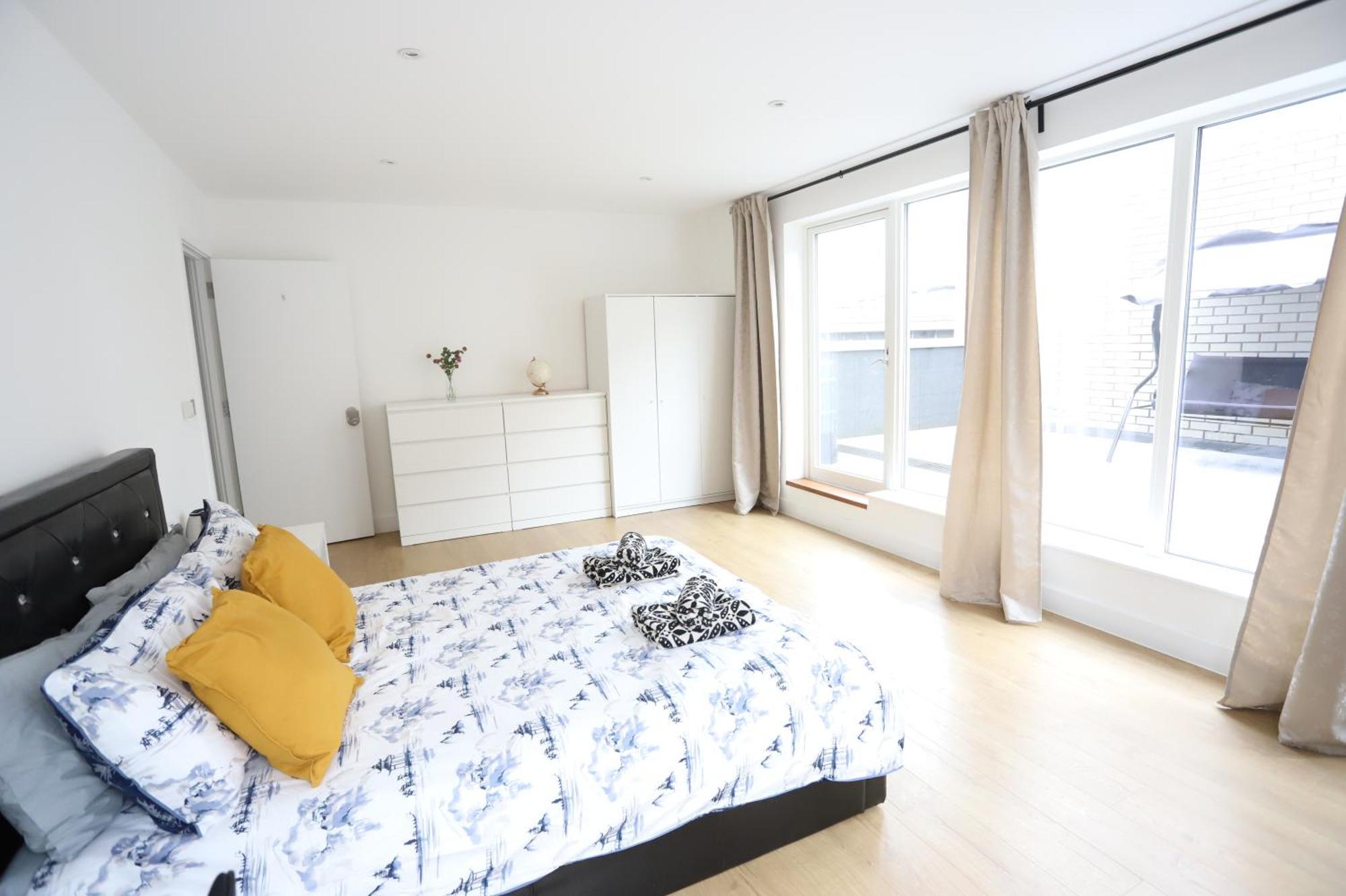 Luxury With 5 Bedrooms London