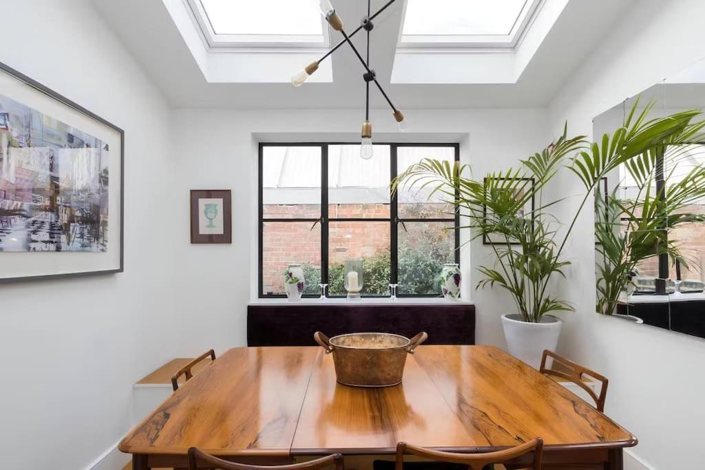 Close To River And Park With Stunning Roof Terrace London