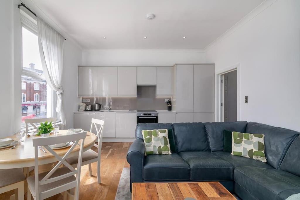 Modern Spacious 2 Bedroom Flat Near Richmond Park * London