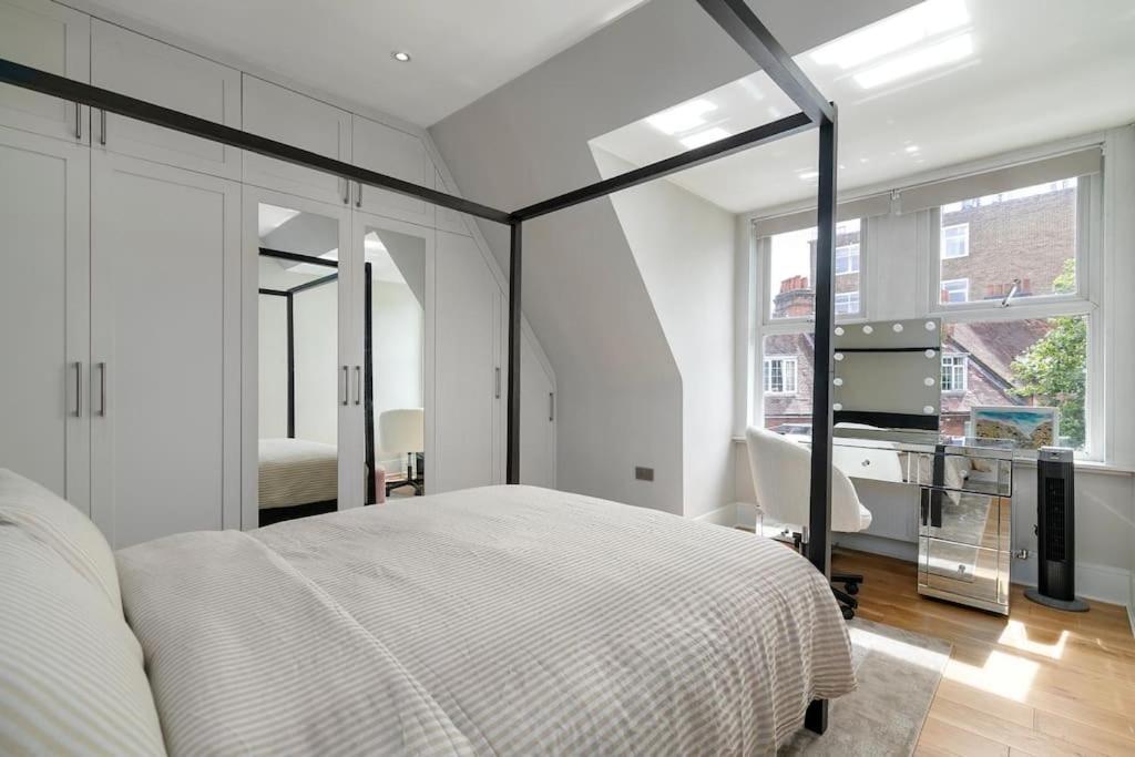 Modern Spacious 2 Bedroom Flat Near Richmond Park London
