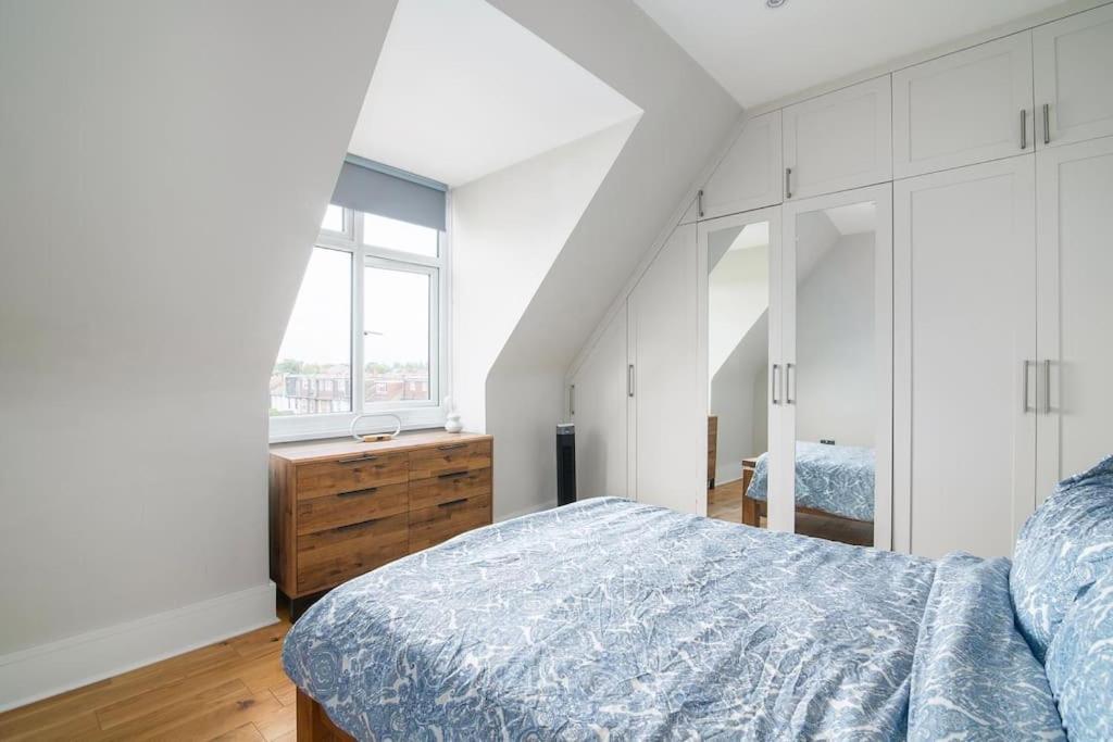 Modern Spacious 2 Bedroom Flat Near Richmond Park Apartment