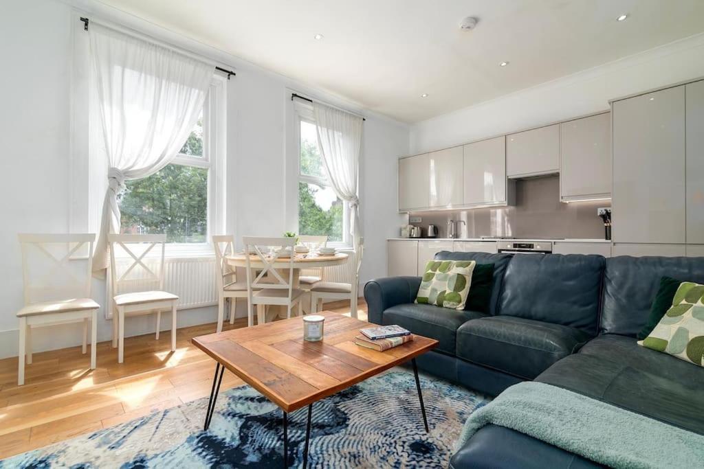 Modern Spacious 2 Bedroom Flat Near Richmond Park Apartment