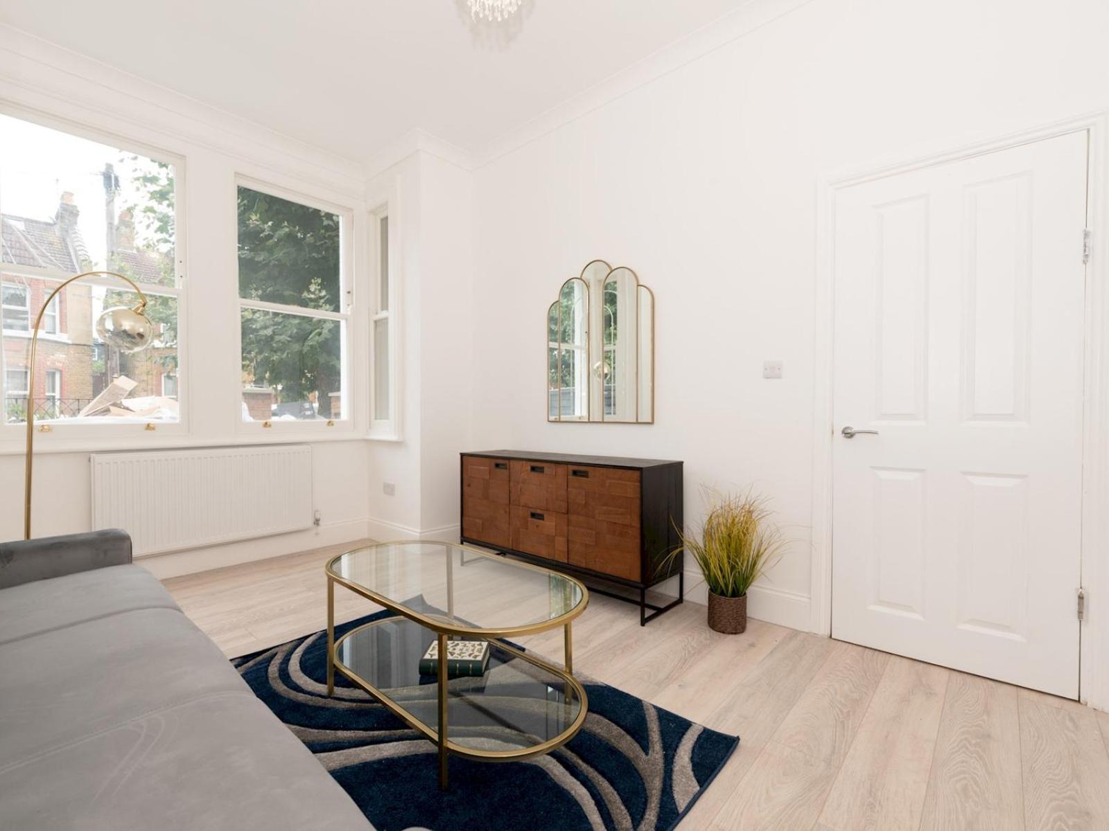 Stylish Newly Renovated Large With Garden Pass The Keys