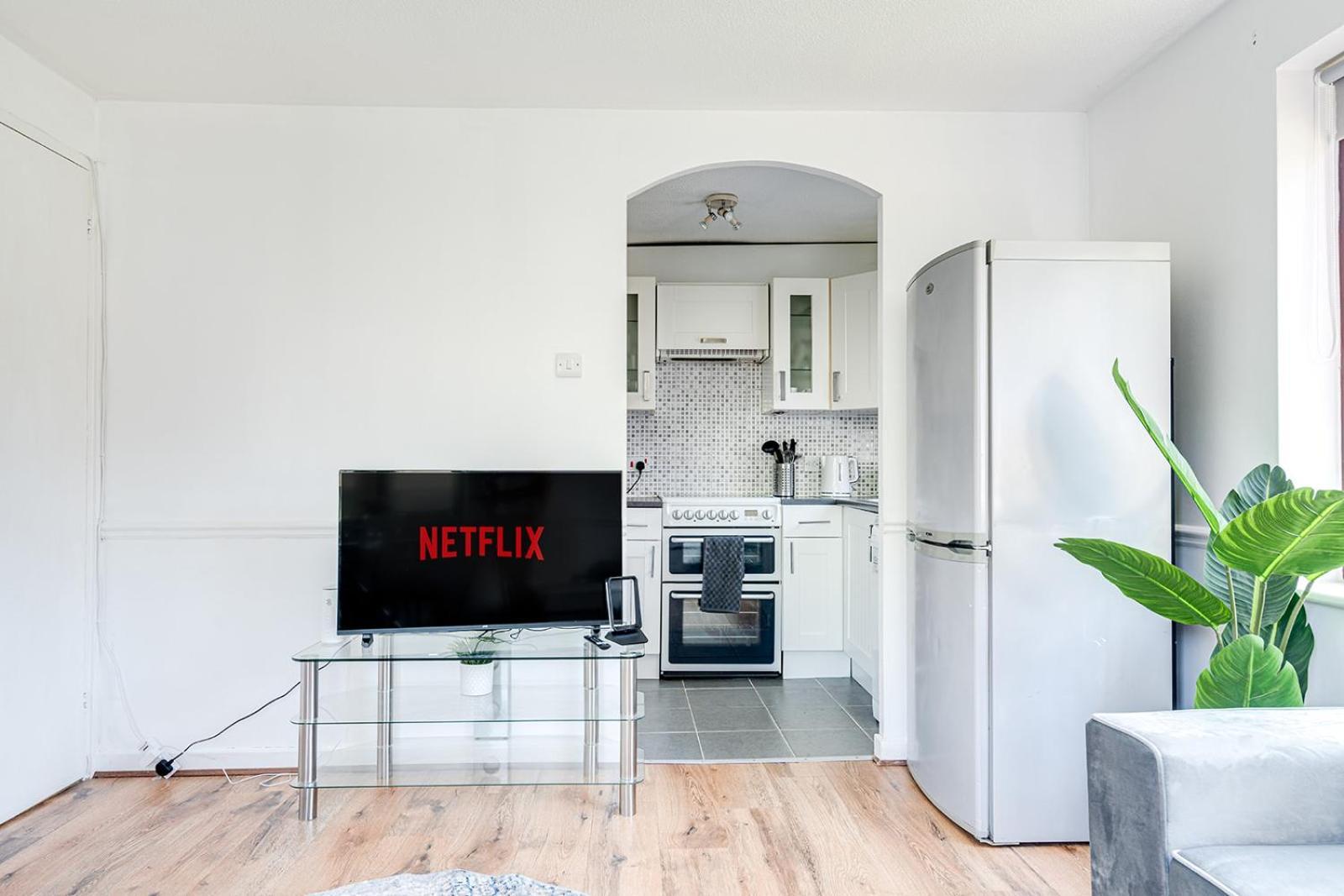 Canadawater-2bedroom-1bathroom-wifi-free Parking Apartment