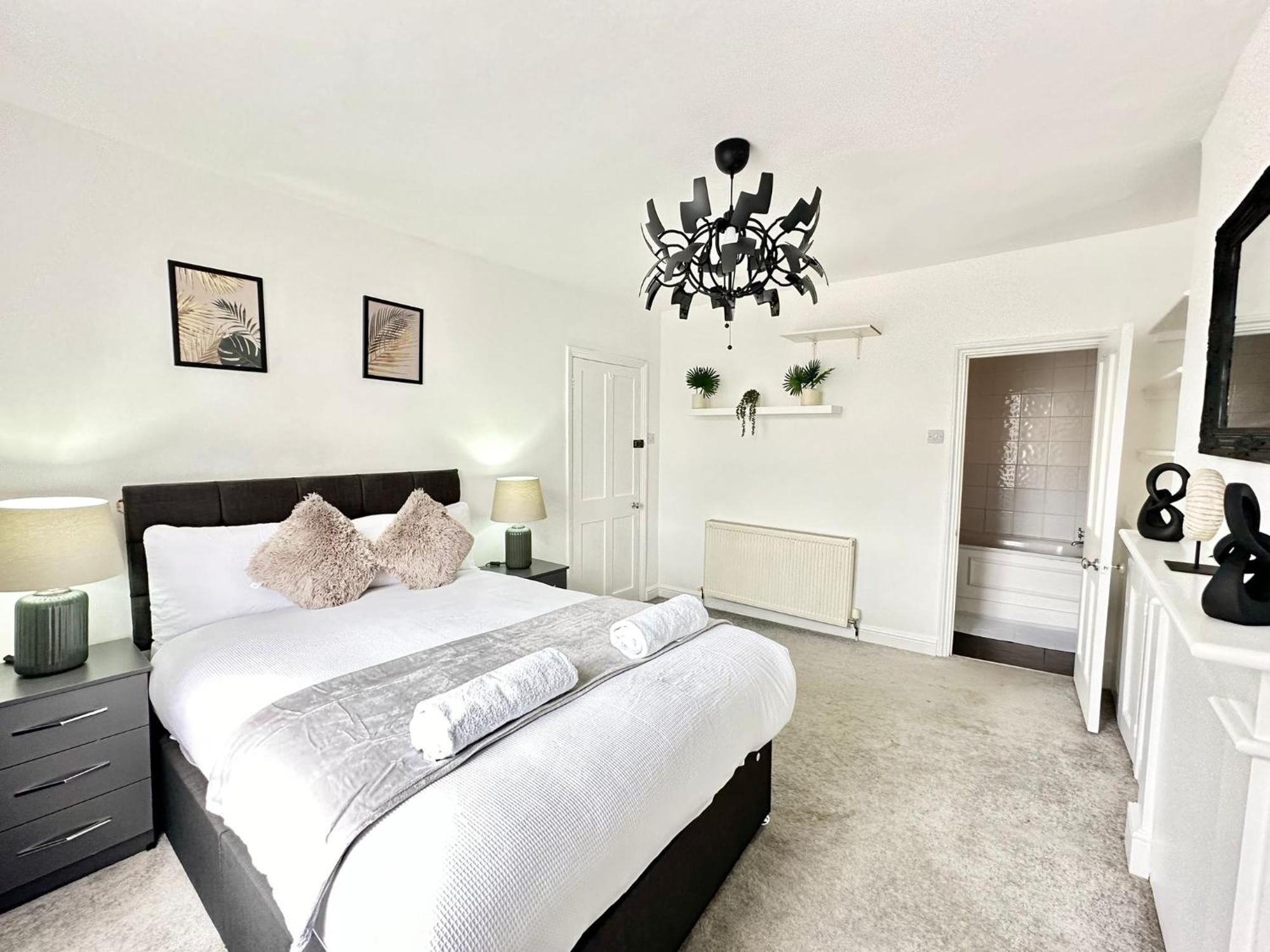 Shepherd Bush Beautiful Two Bedroom *