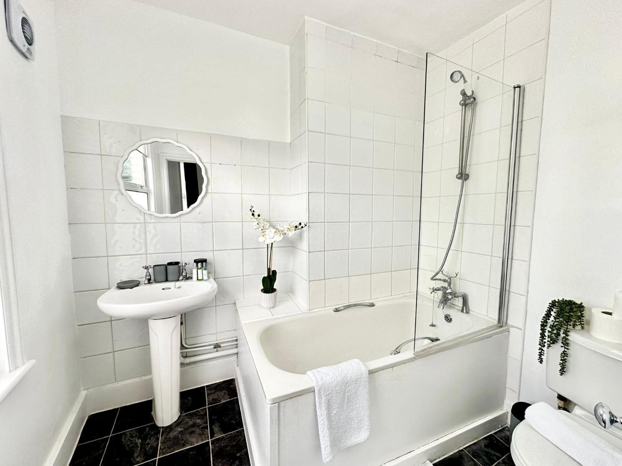 Shepherd Bush Beautiful Two Bedroom * London