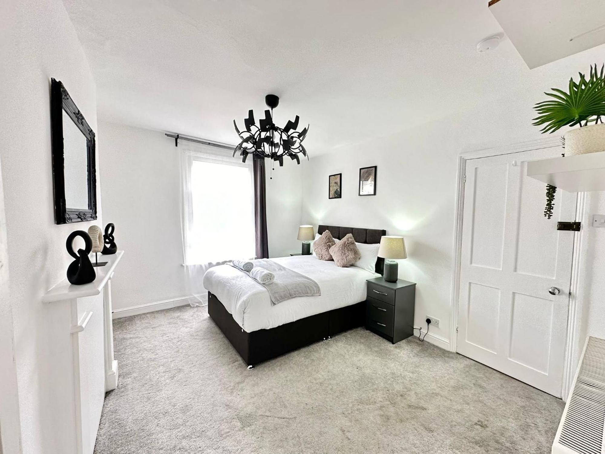 Shepherd Bush Beautiful Two Bedroom Apartment *