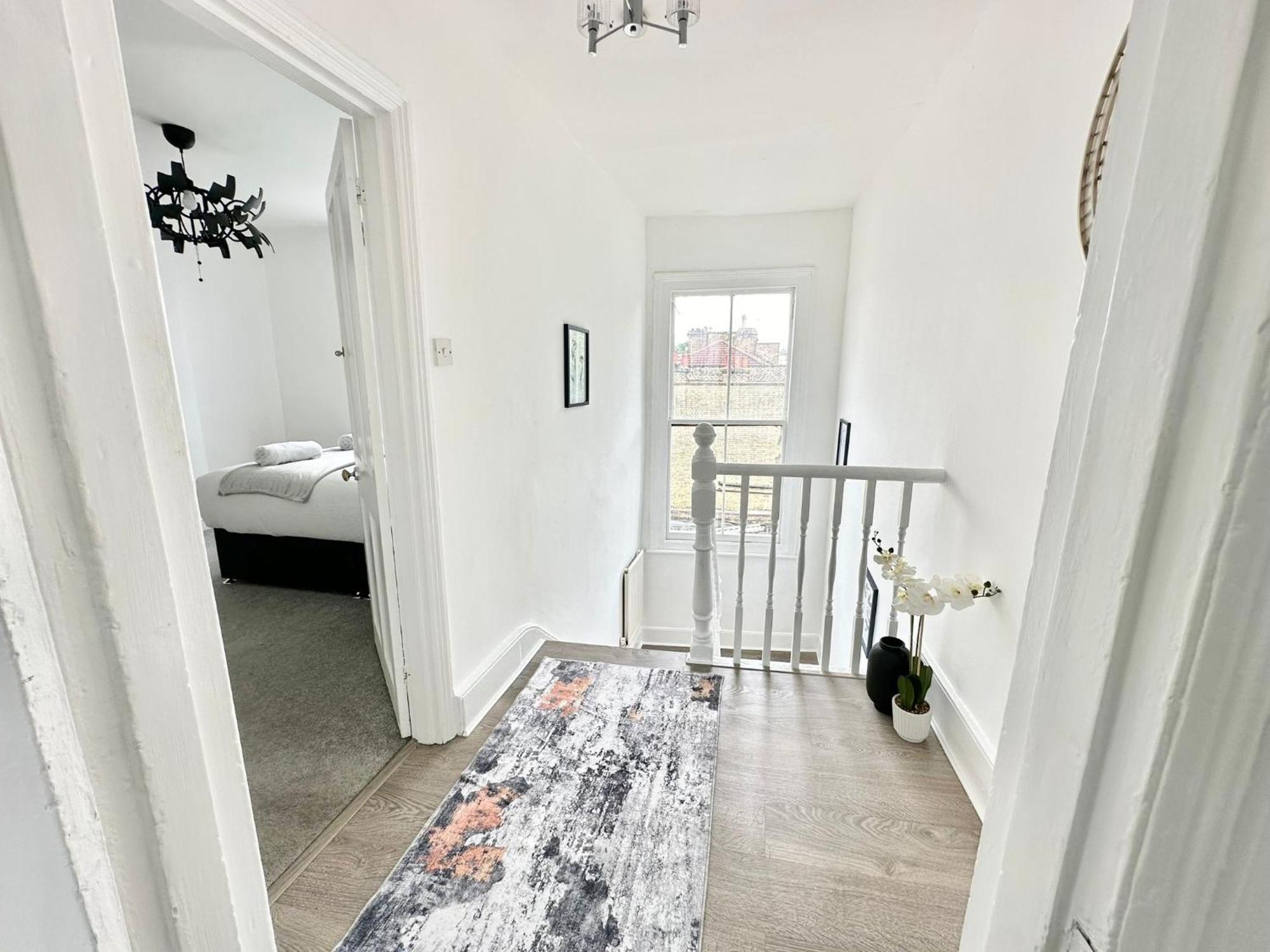 Shepherd Bush Beautiful Two Bedroom Apartment London