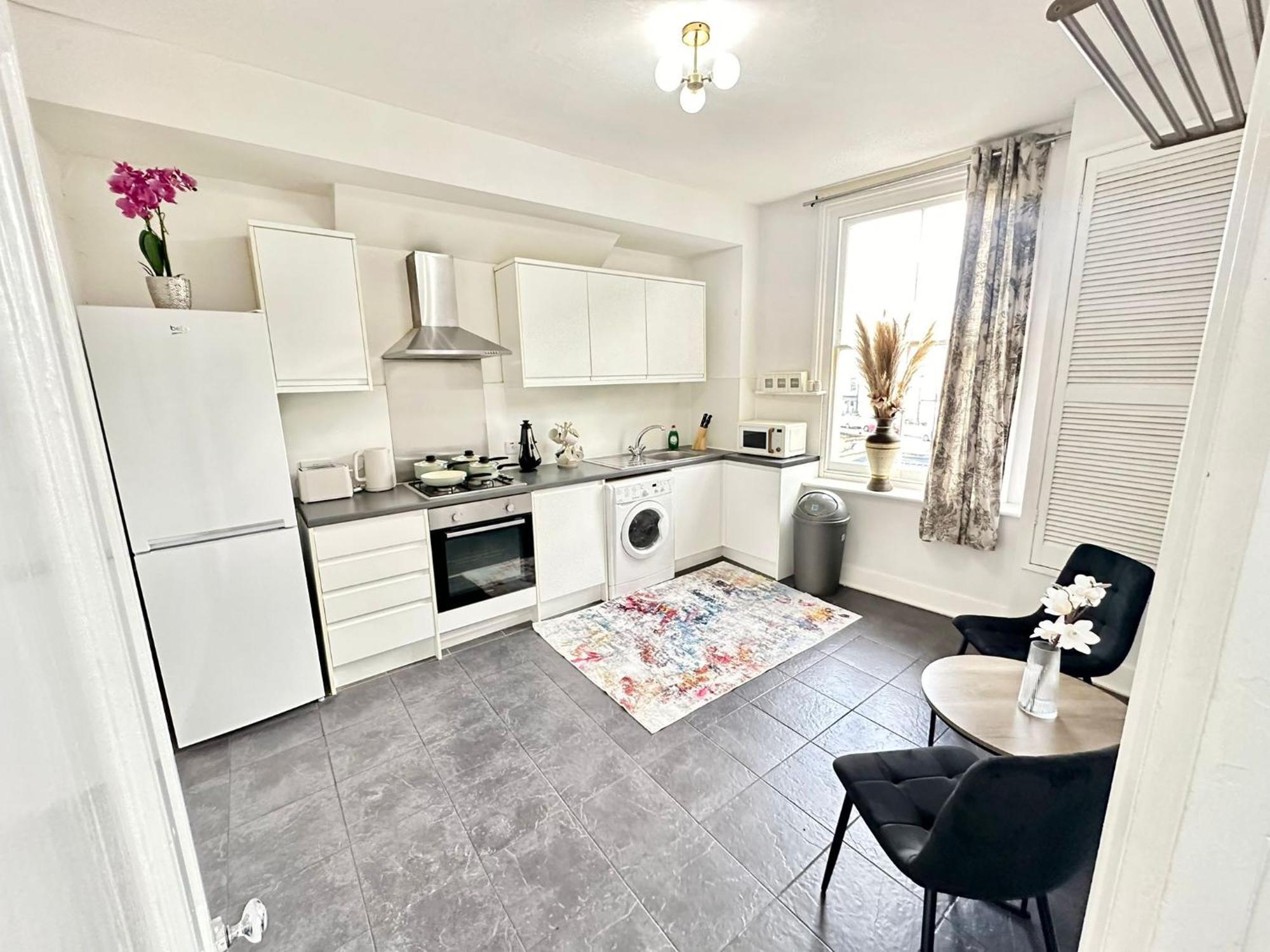 Shepherd Bush Beautiful Two Bedroom Apartment London