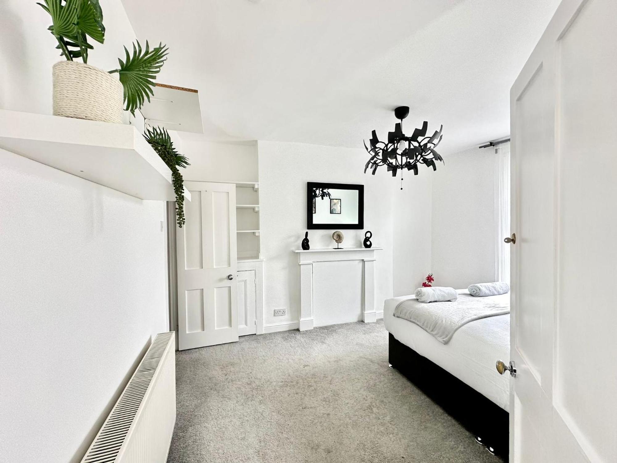 Shepherd Bush Beautiful Two Bedroom Apartment