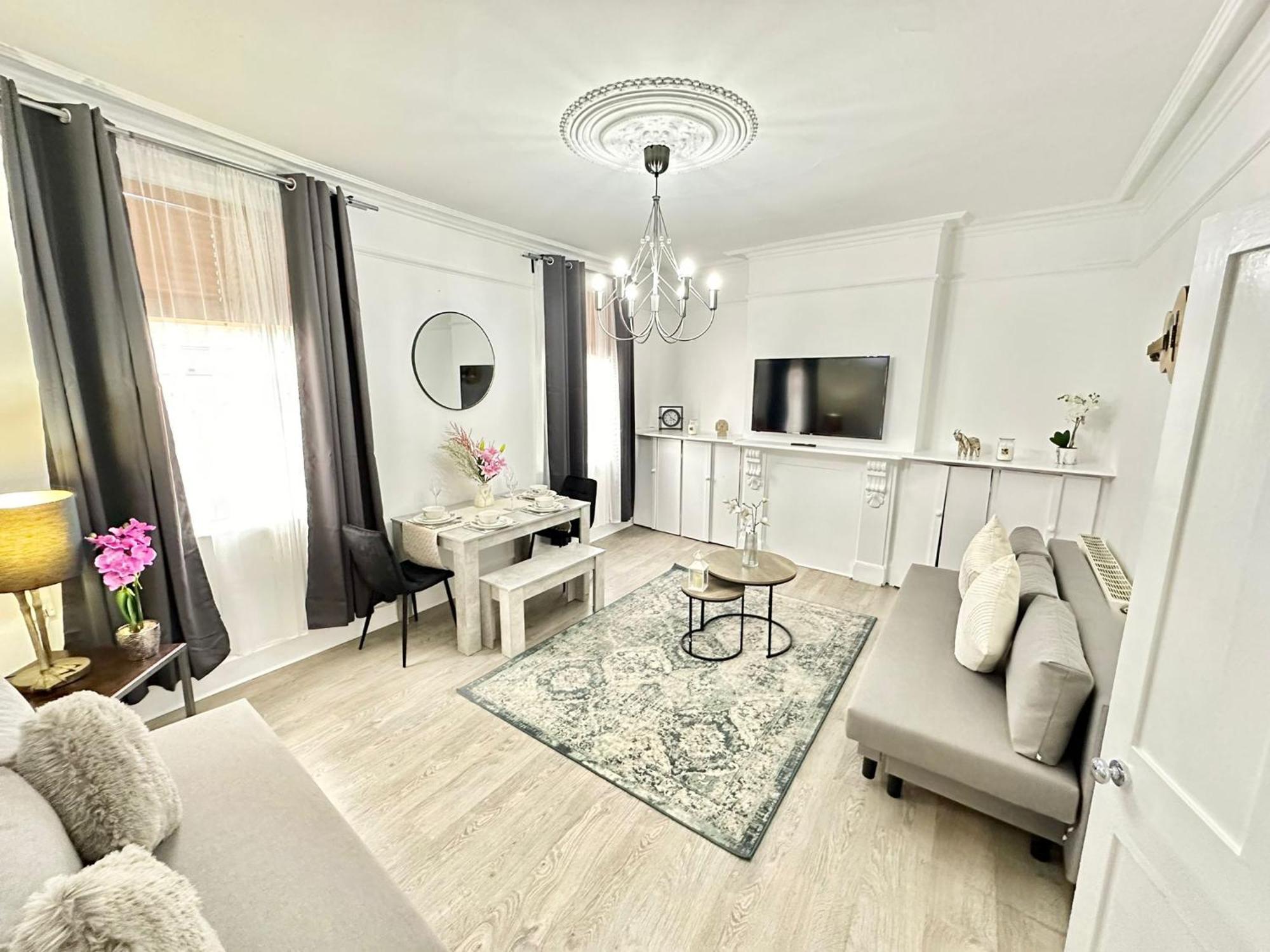 Shepherd Bush Beautiful Two Bedroom * London
