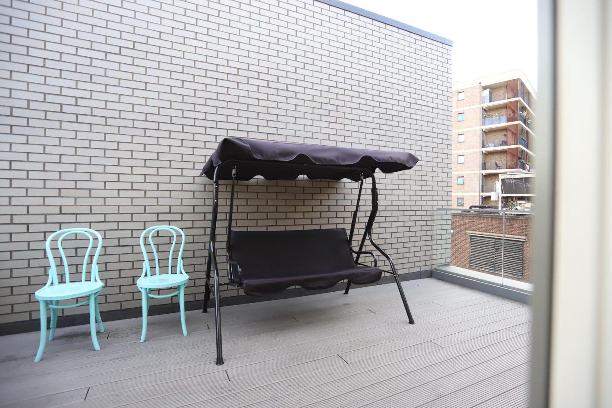 Luxury With 5 Bedrooms * London