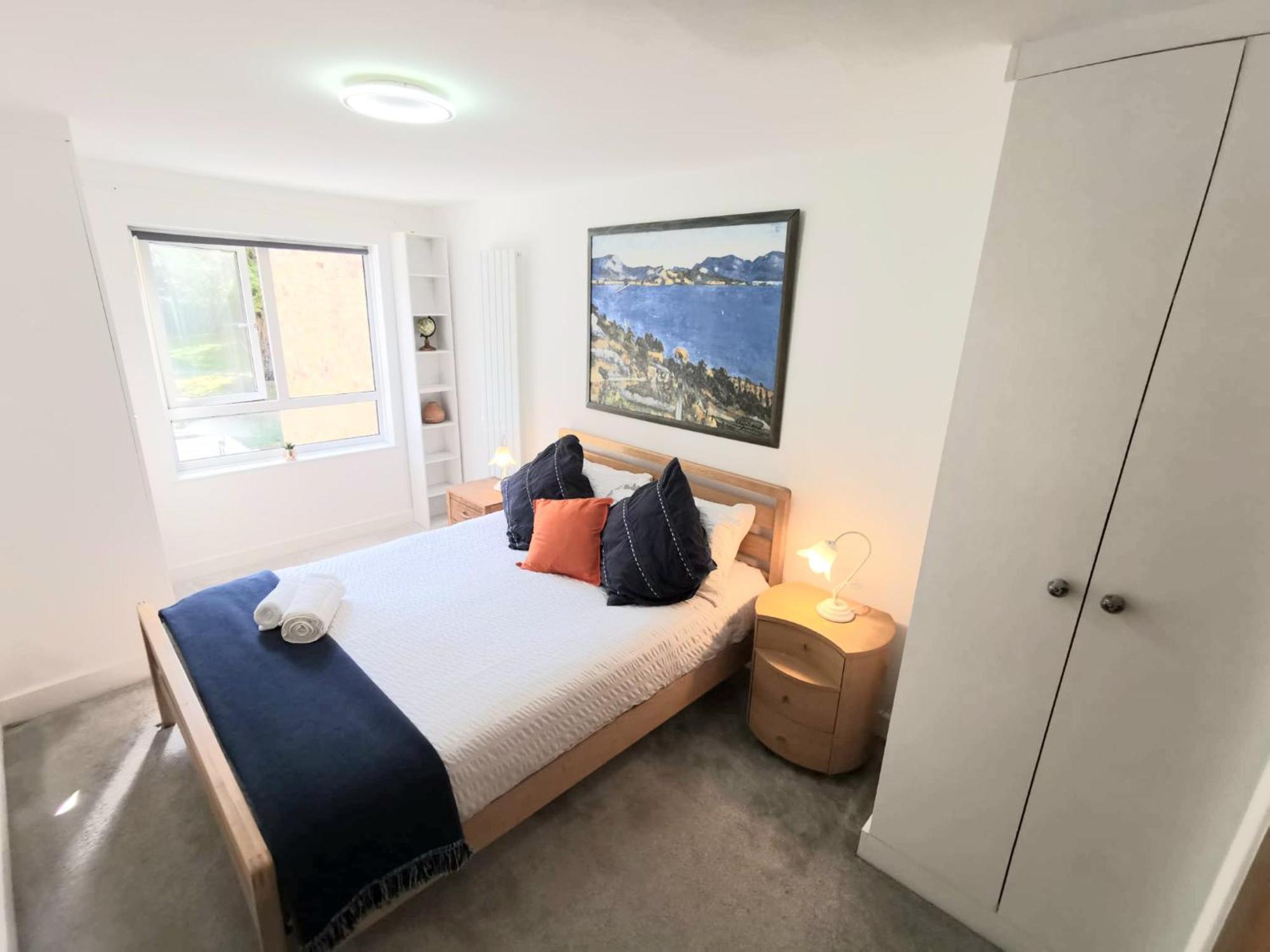 Vakantiehuis Free Parking - 4 Bed - 3 Bath - Sofa Bed - Digital Lock Entry *
