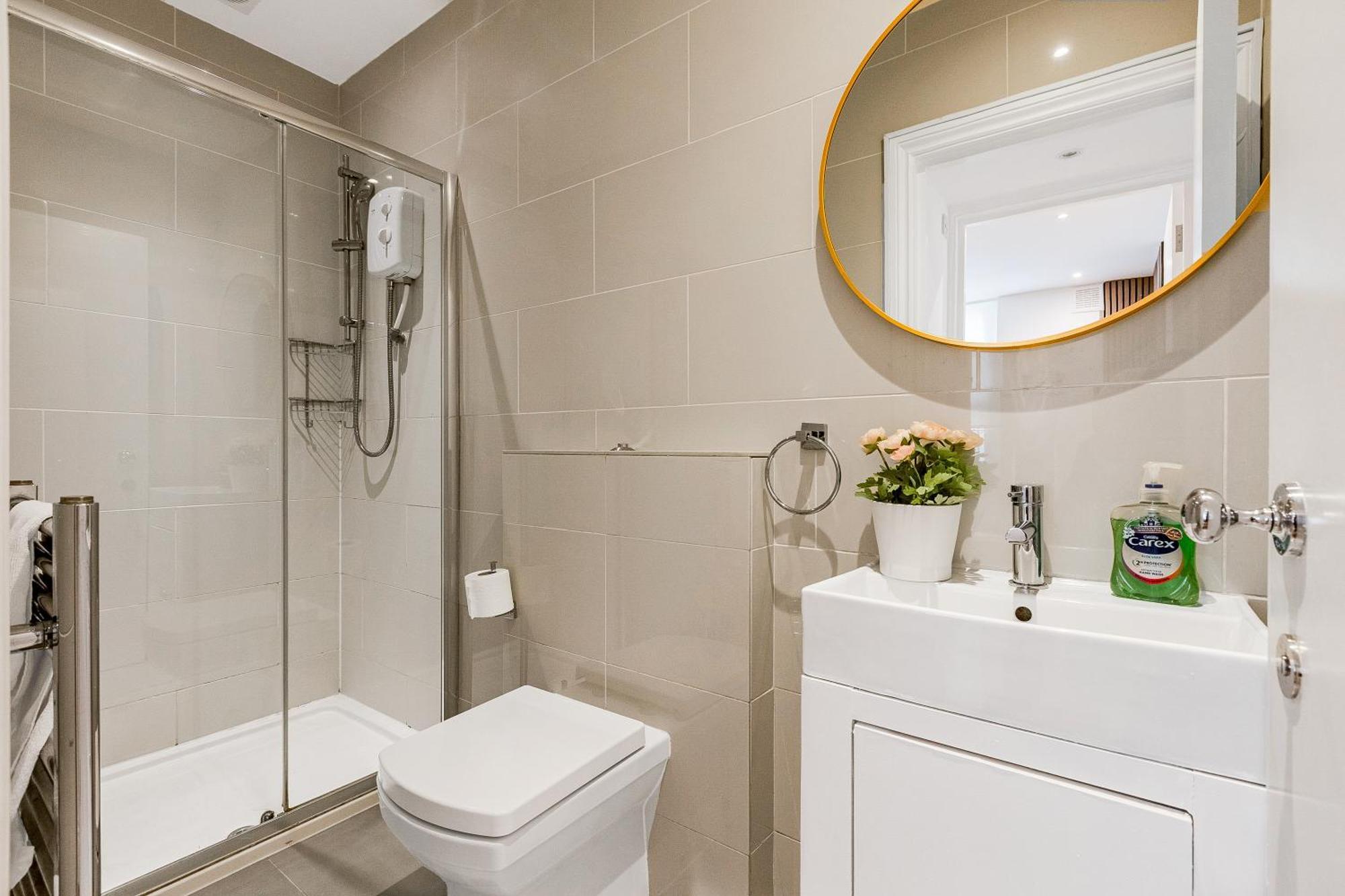 Apartment Beautifully Refurbished Studio, Location London