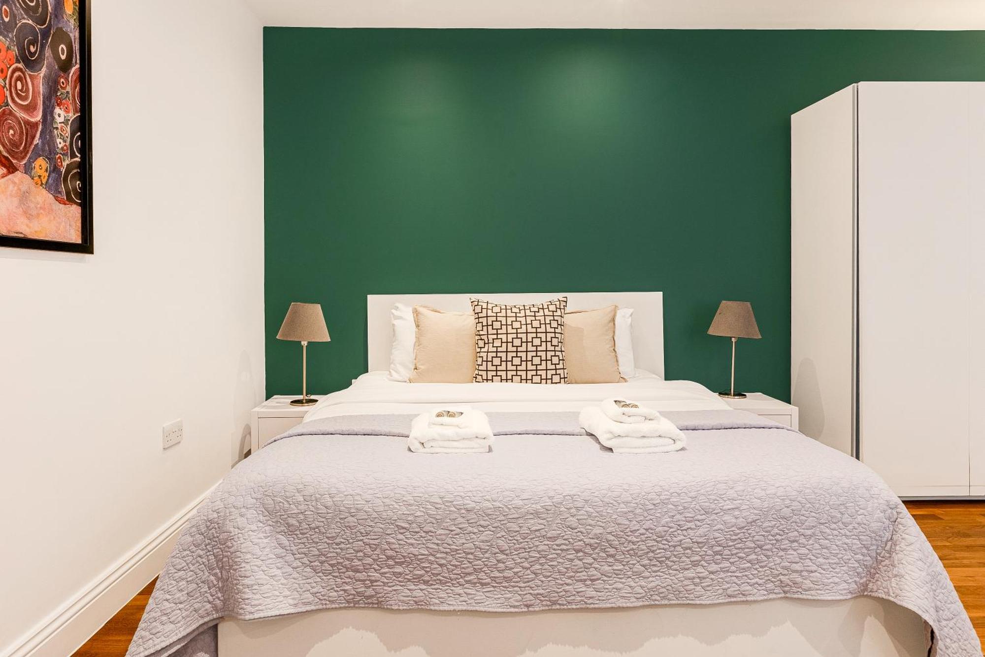 Beautifully Refurbished Studio, Location London