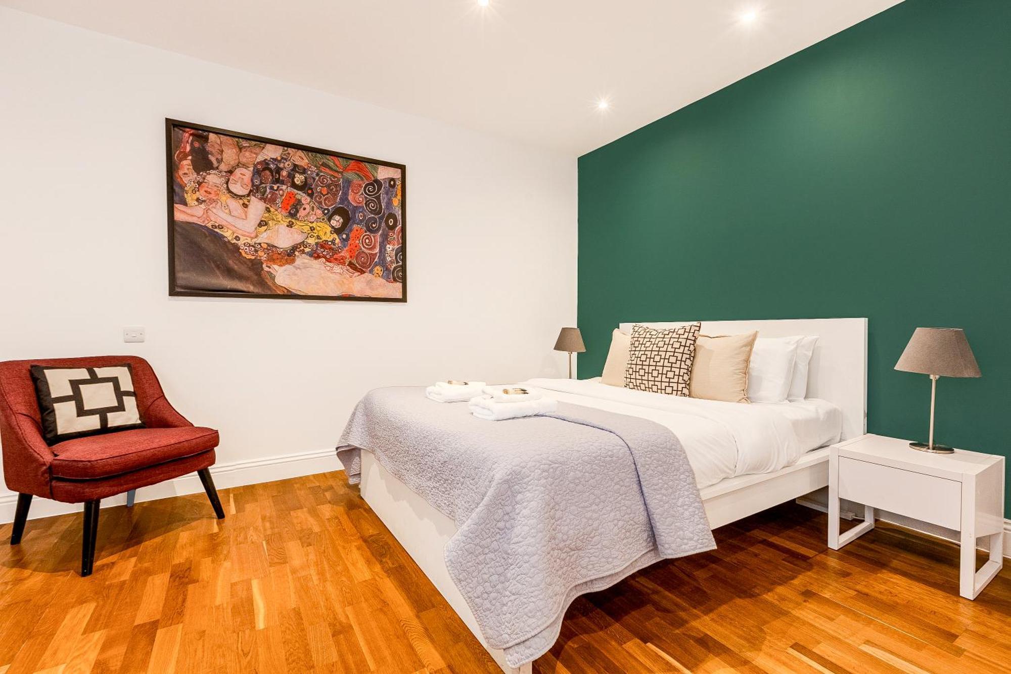 Beautifully Refurbished Studio, Location Apartment *