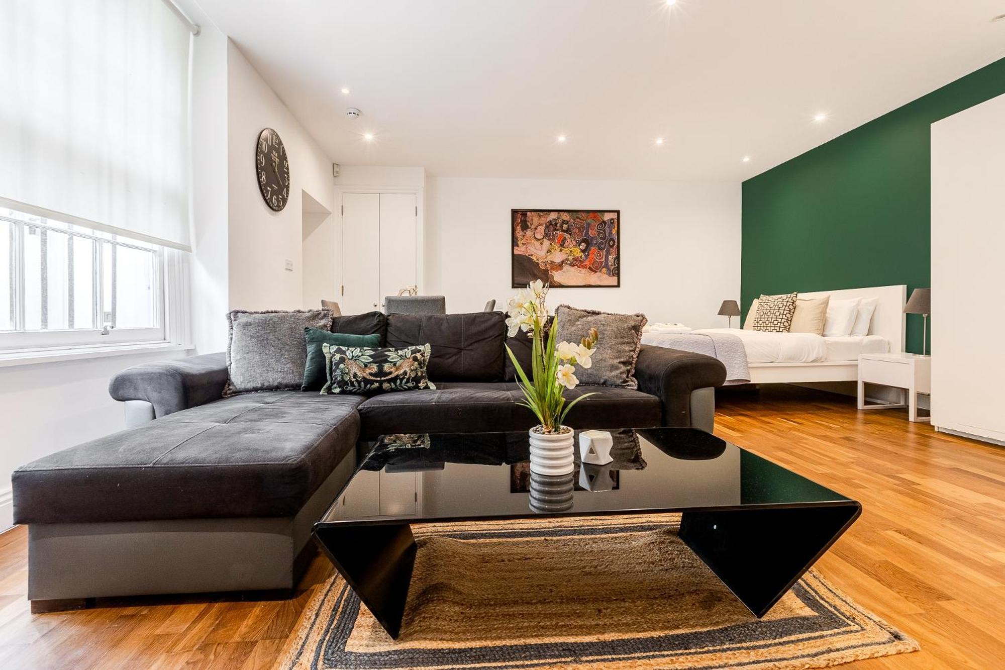 Beautifully Refurbished Studio, Location London