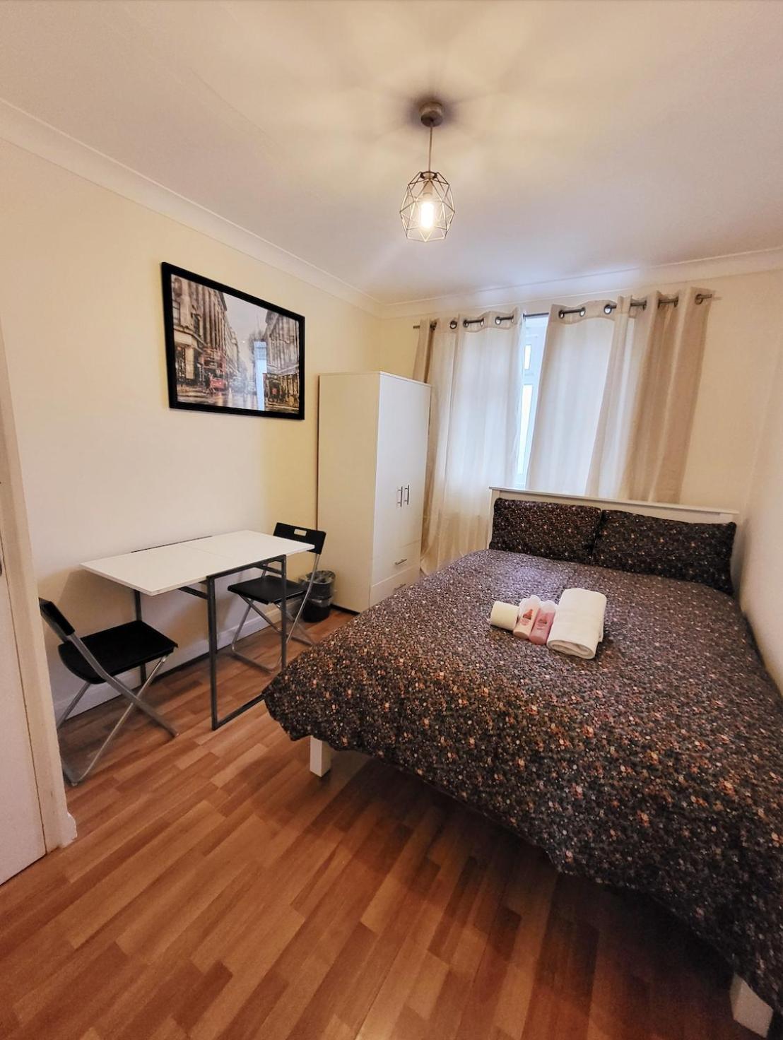 Huge And Affordable 3 Bedroom Flat In Hammersmith For 7 People With Welcome Breakfast Apartment