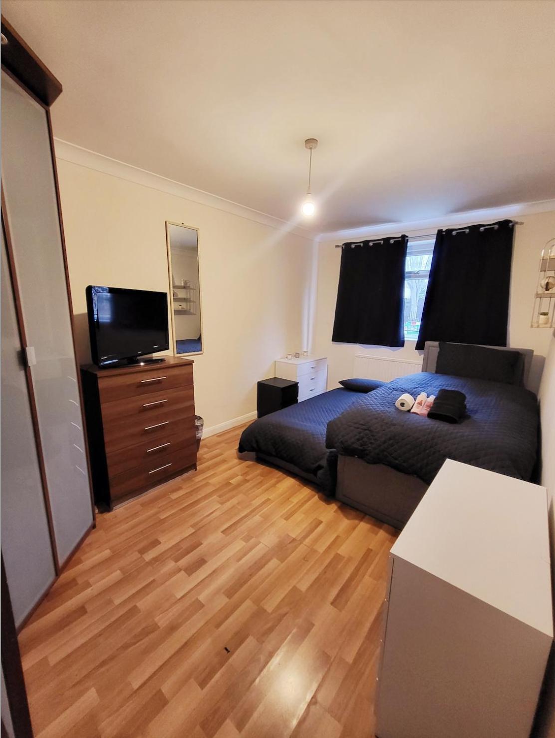 Apartment Huge And Affordable 3 Bedroom Flat In Hammersmith For 7 People With Welcome Breakfast *