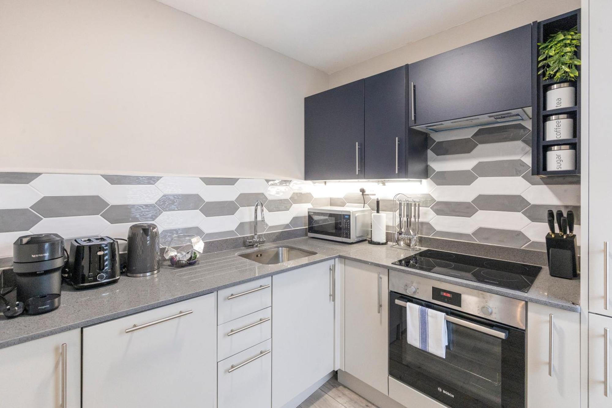 Earthy Elegance Stylish 4br For Urban Escapes Apartment *