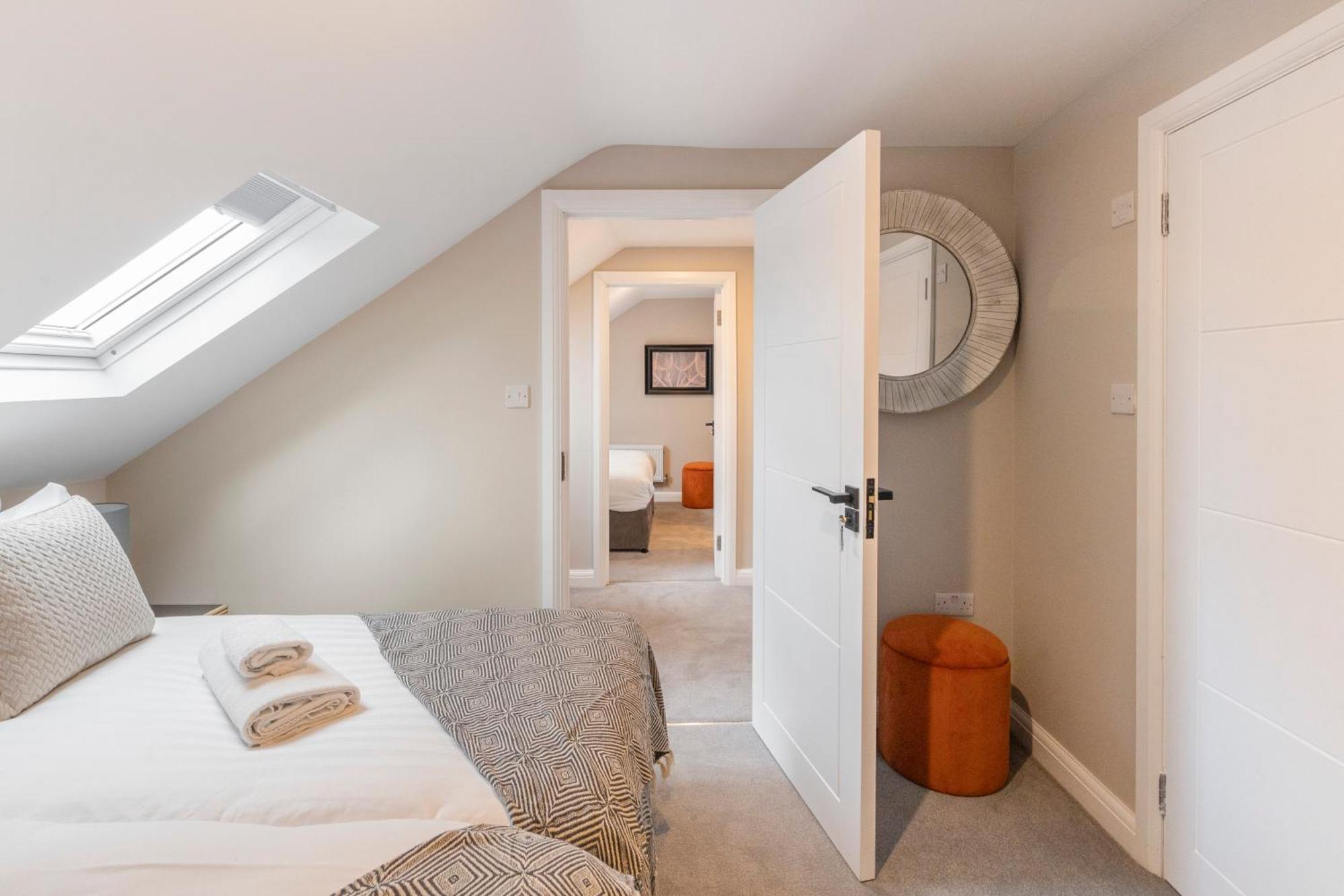 Earthy Elegance Stylish 4br For Urban Escapes Apartment *