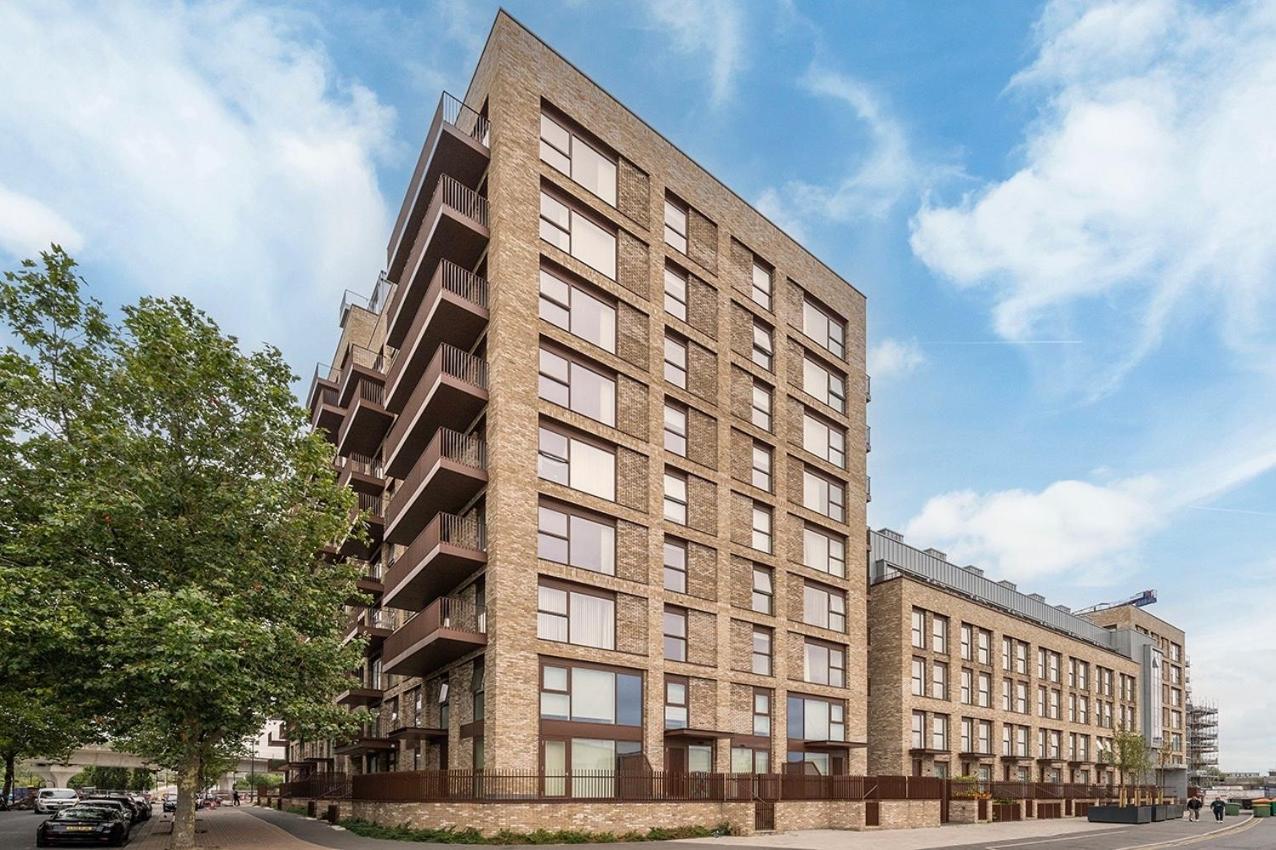 Deluxe Double Bed In Shared Near Canary Wharf, Airport & O2 Arena With Thames View London