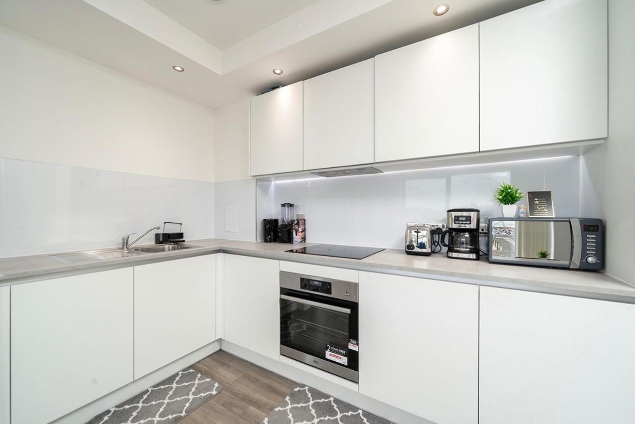 Deluxe Double Bed In Shared Near Canary Wharf, Airport & O2 Arena With Thames View * London