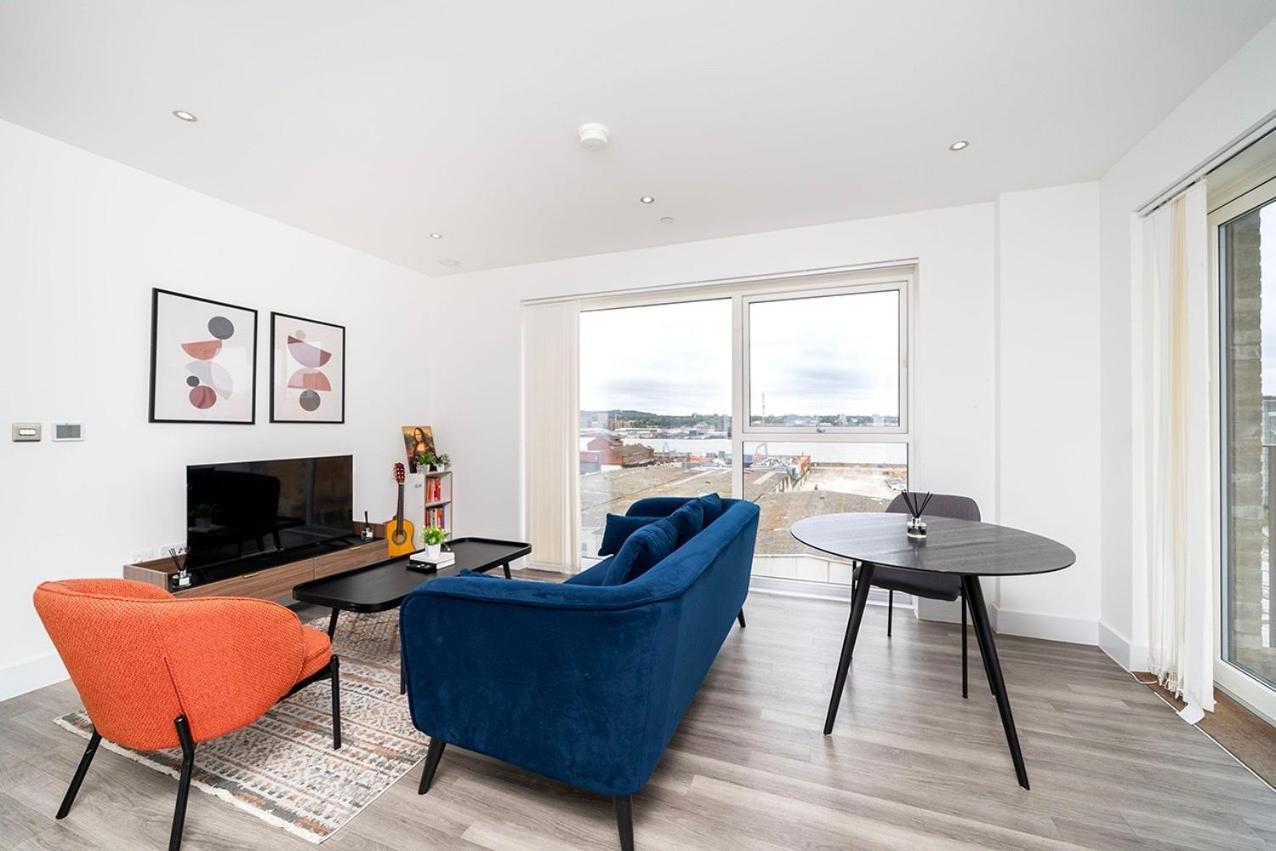 Apartment Deluxe Double Bed In Shared Near Canary Wharf, Airport & O2 Arena With Thames View