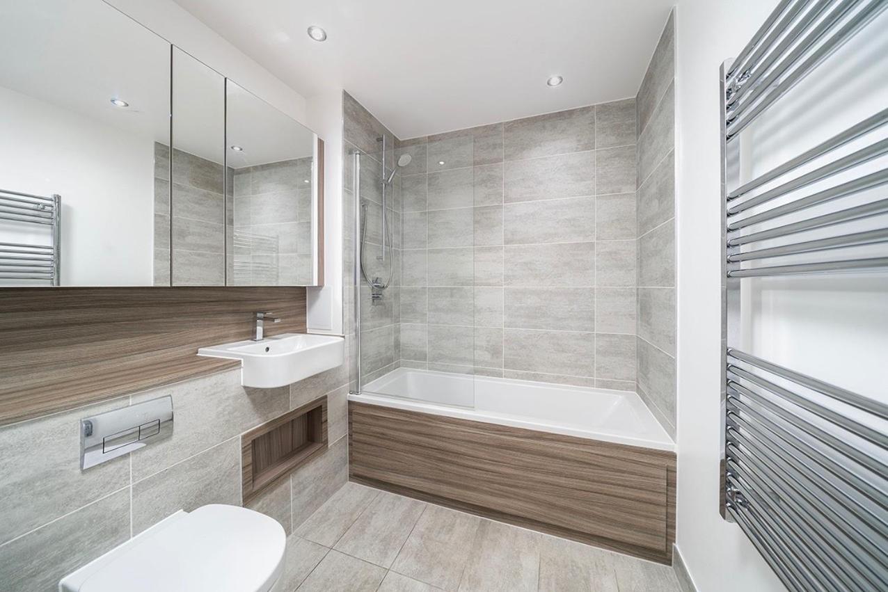 Deluxe Double Bed In Shared Near Canary Wharf, Airport & O2 Arena With Thames View Apartment *